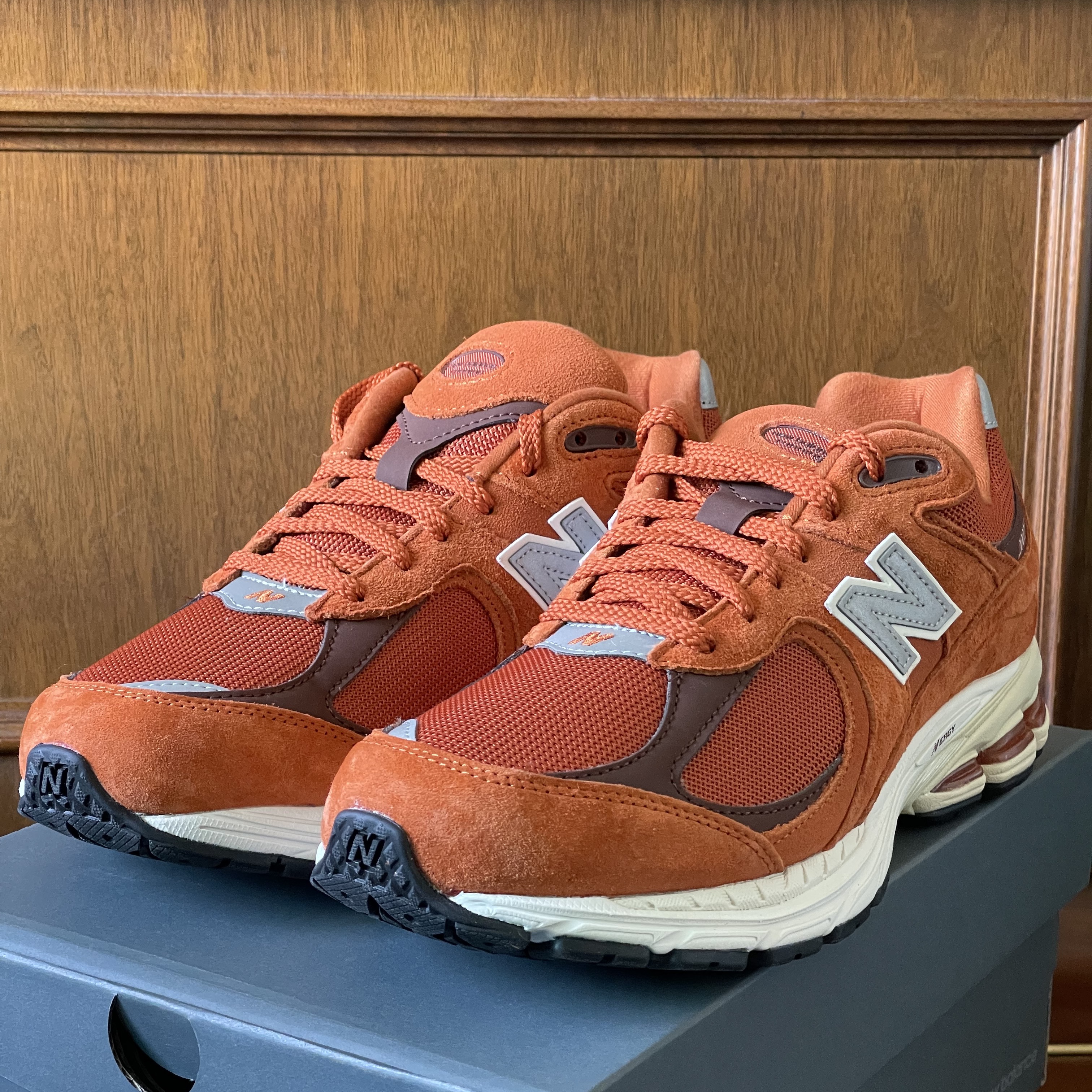 New Balance 2002R Rust Oxide 착용 스타일 - 2