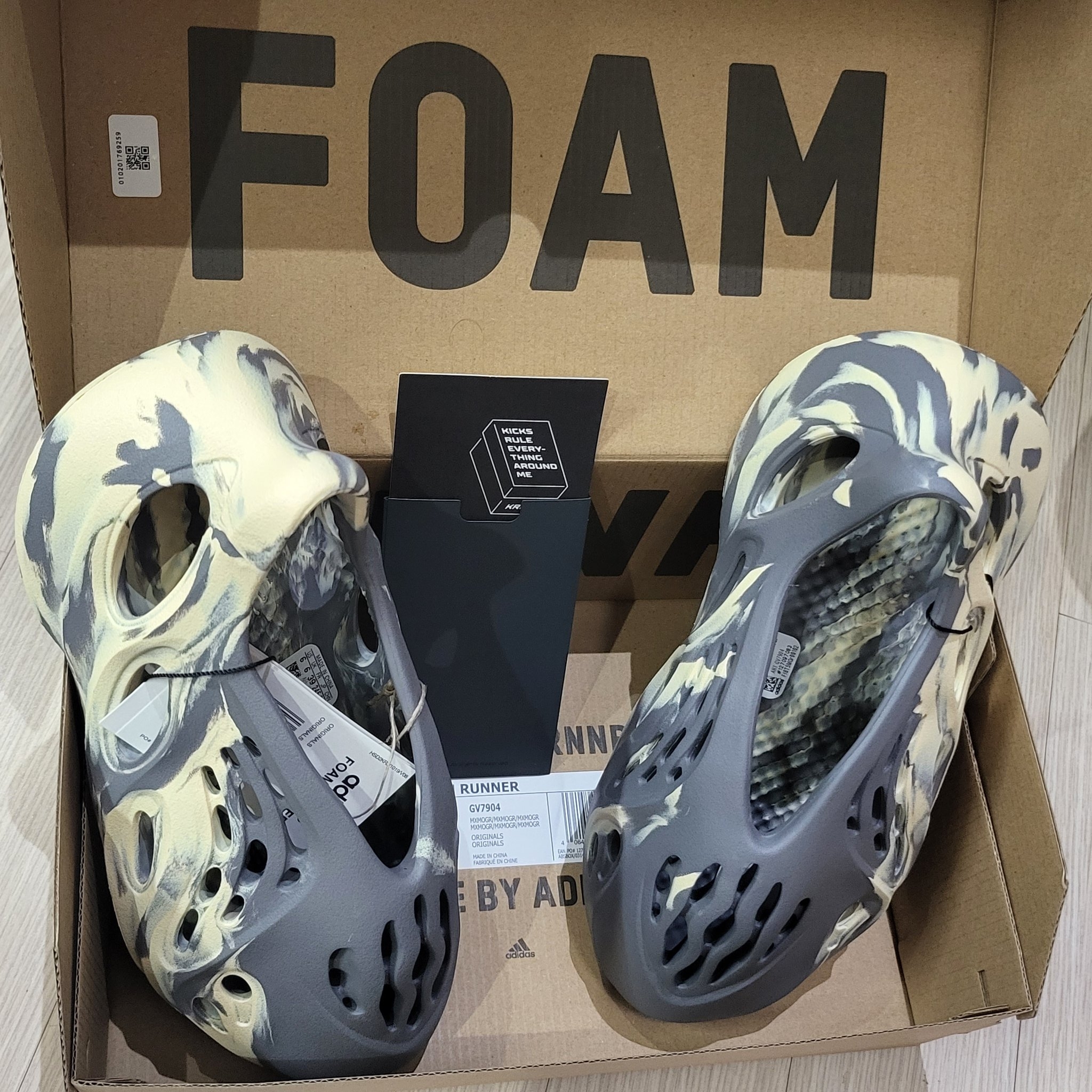 Adidas Yeezy Foam RNNR MXT Moon Gray 착용 스타일 - 2