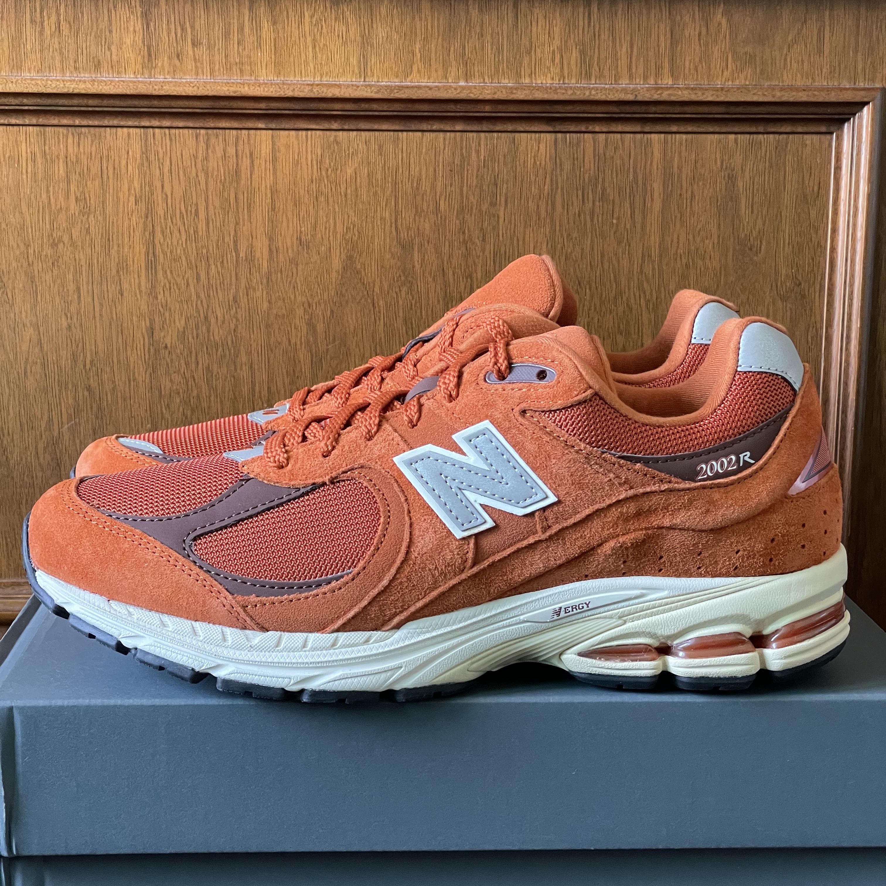 New Balance 2002R Rust Oxide 착용 스타일 - 1