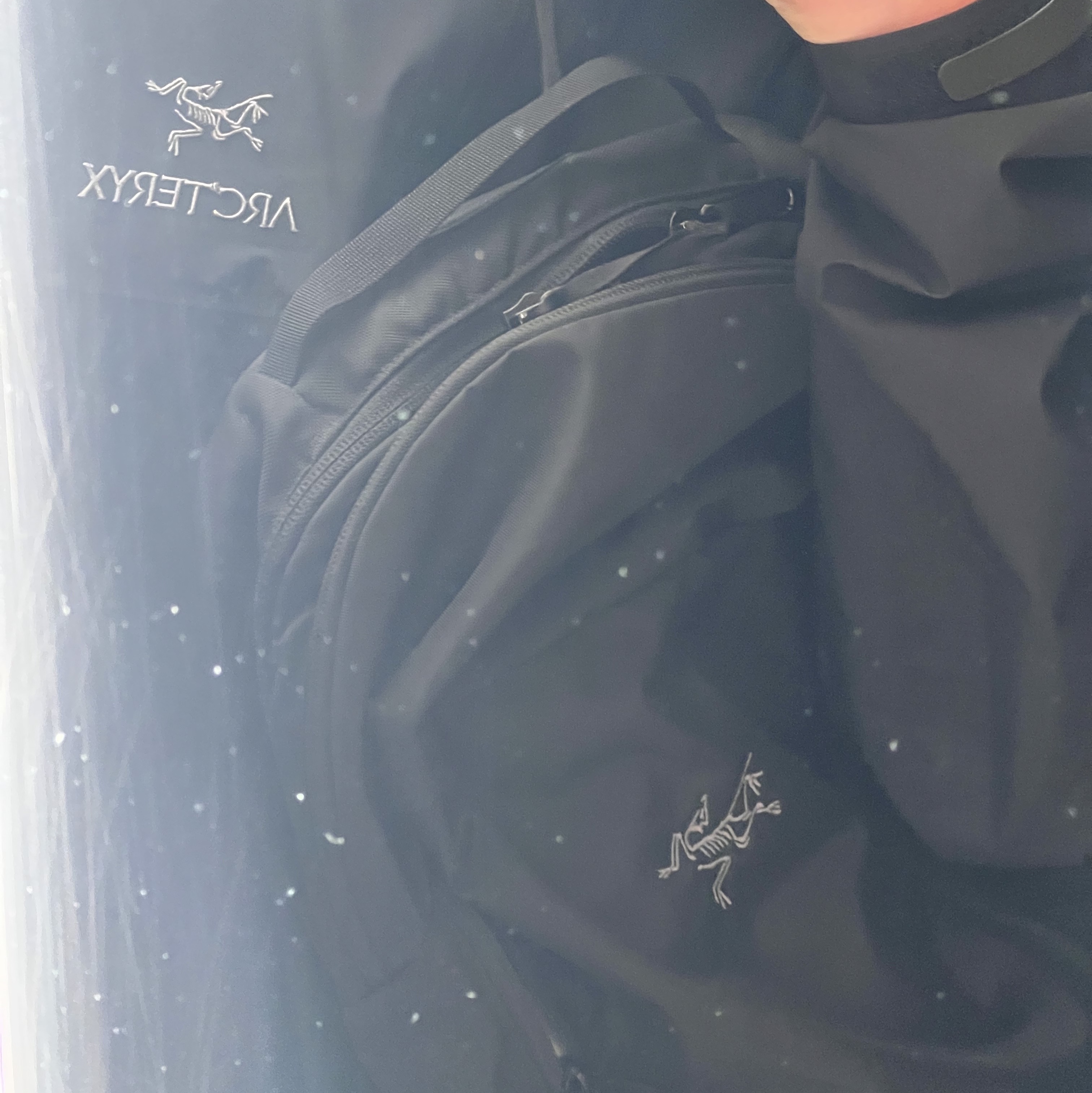 Arc'teryx Mantis 26 Backpack Black 착용 스타일 - 2