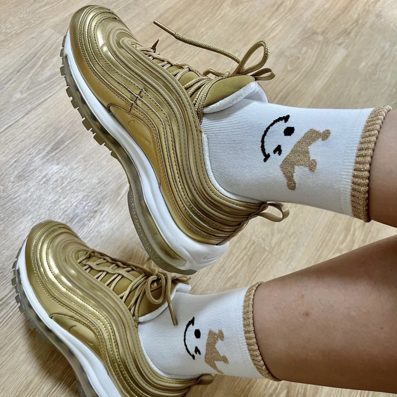 (W) Nike Air Max 97 Metallic Gold 착용 스타일 - 4