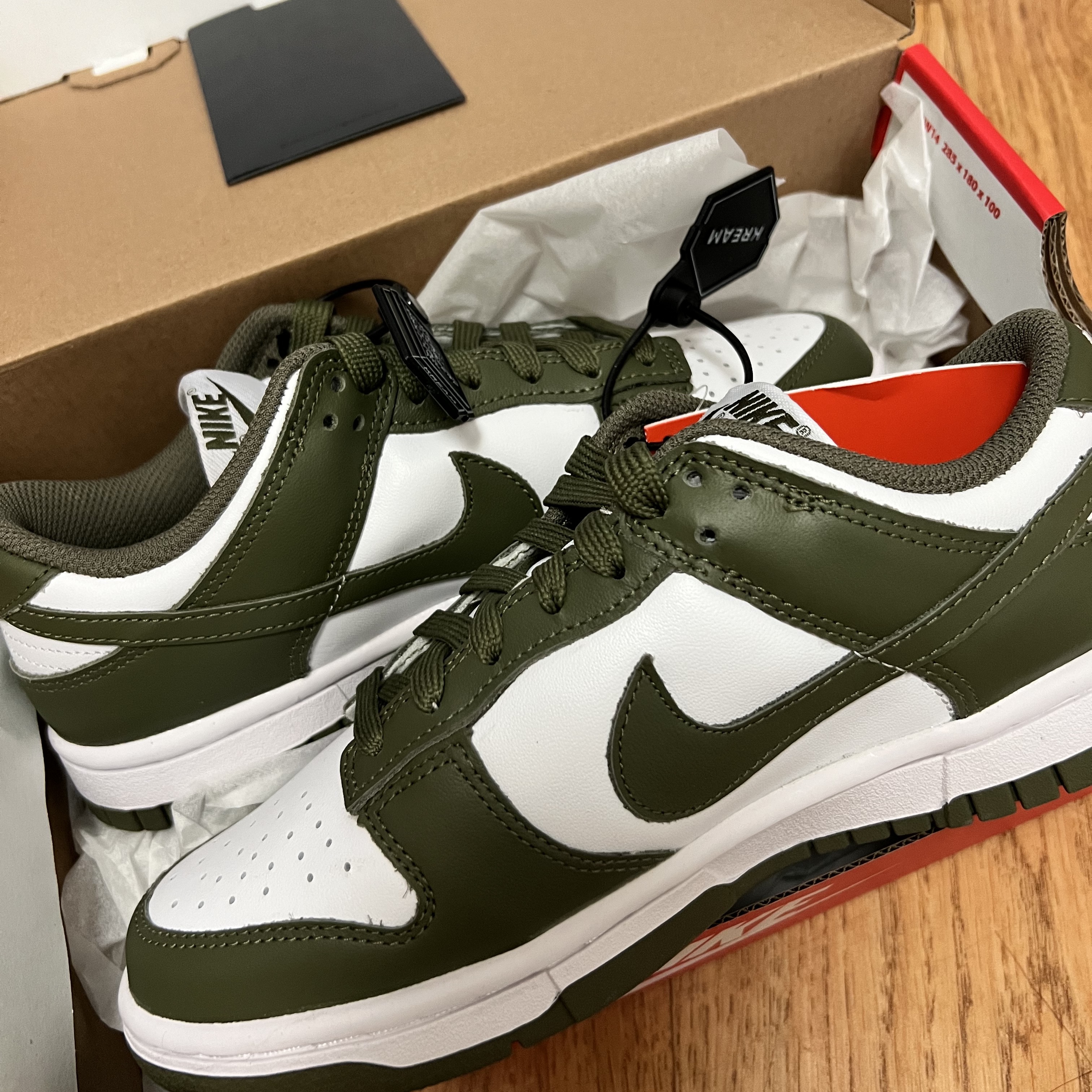(W) Nike Dunk Low Medium Olive 착용 스타일 - 4