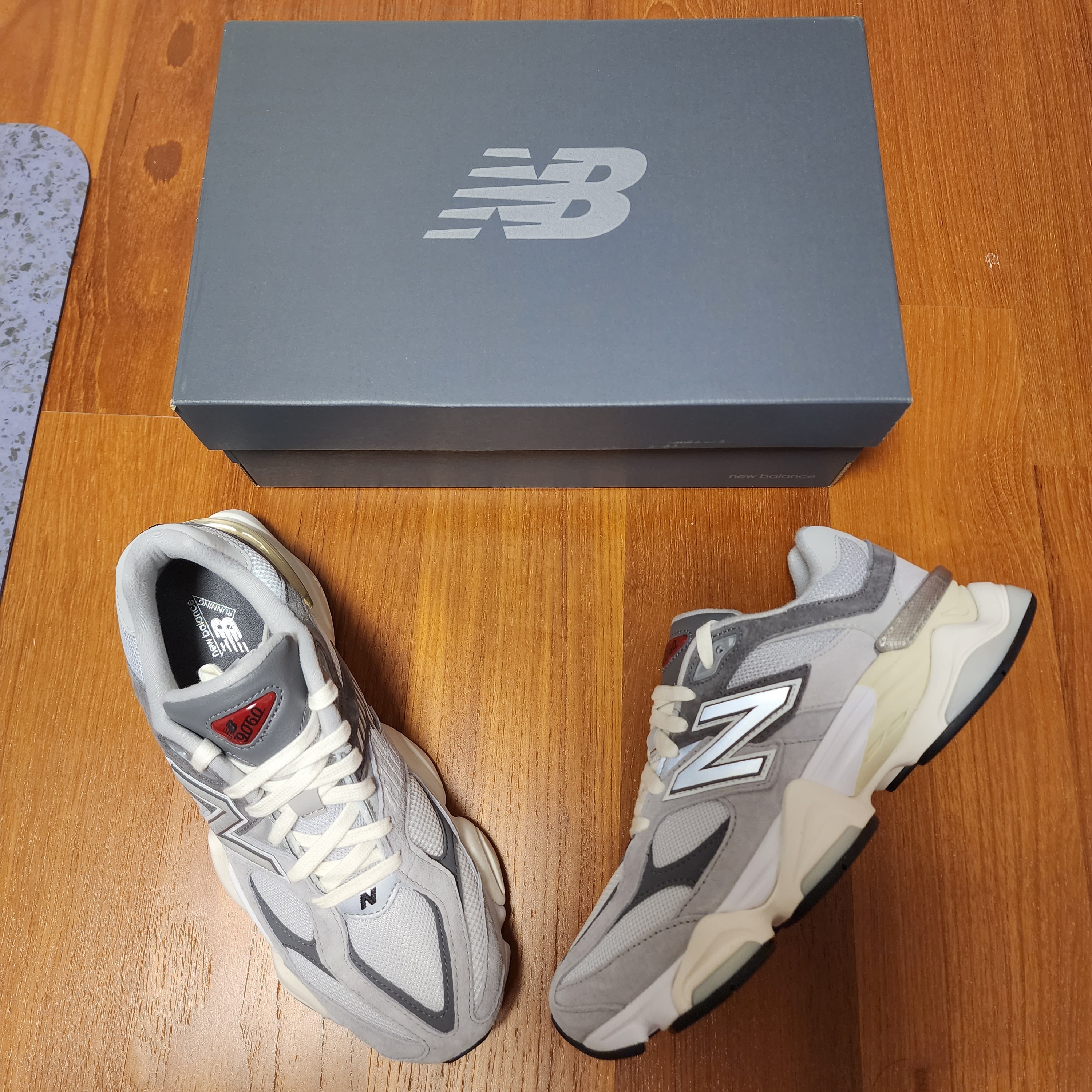 New Balance 9060 Rain Cloud Castlerock 착용 스타일 - 2