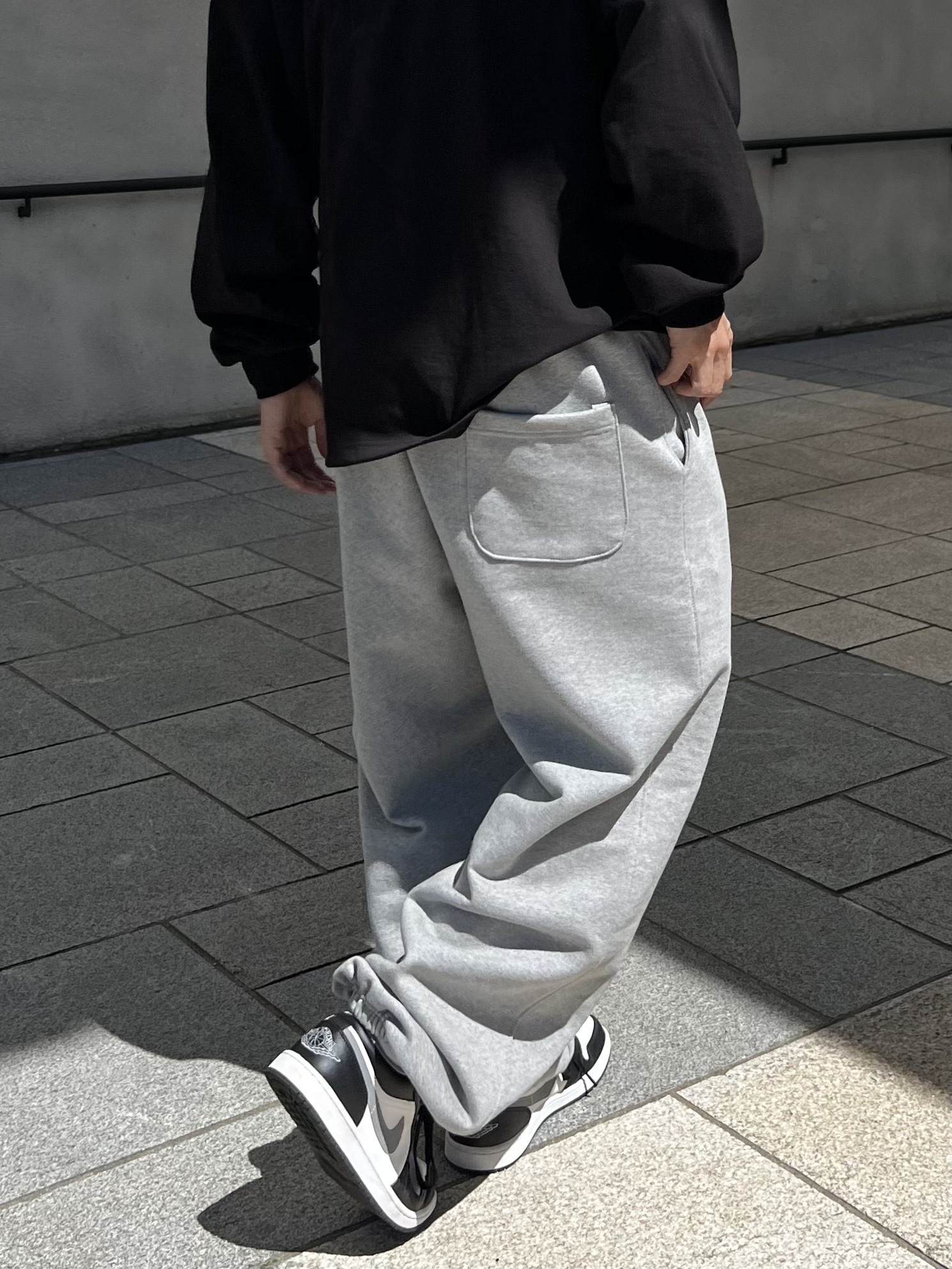Jordan 1 Low Black Particle Grey 착용 스타일 - 5