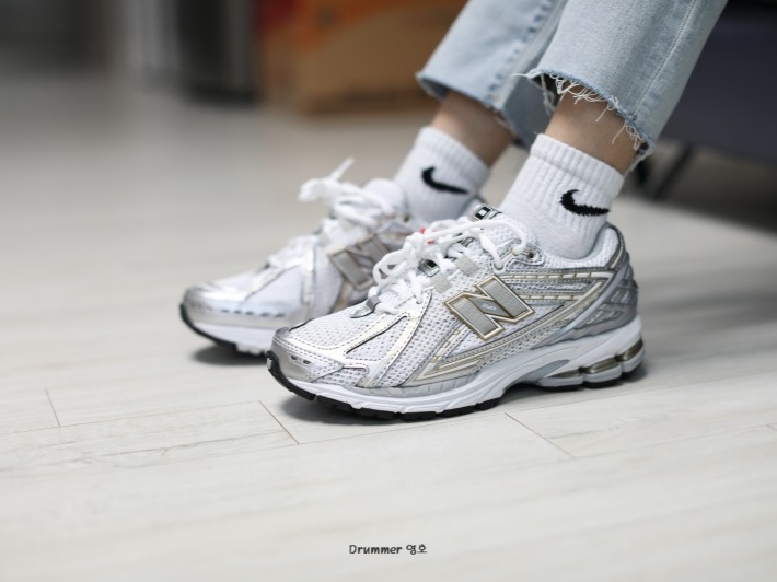 New Balance 1906R White Metallic Silver 착용 스타일 - 1