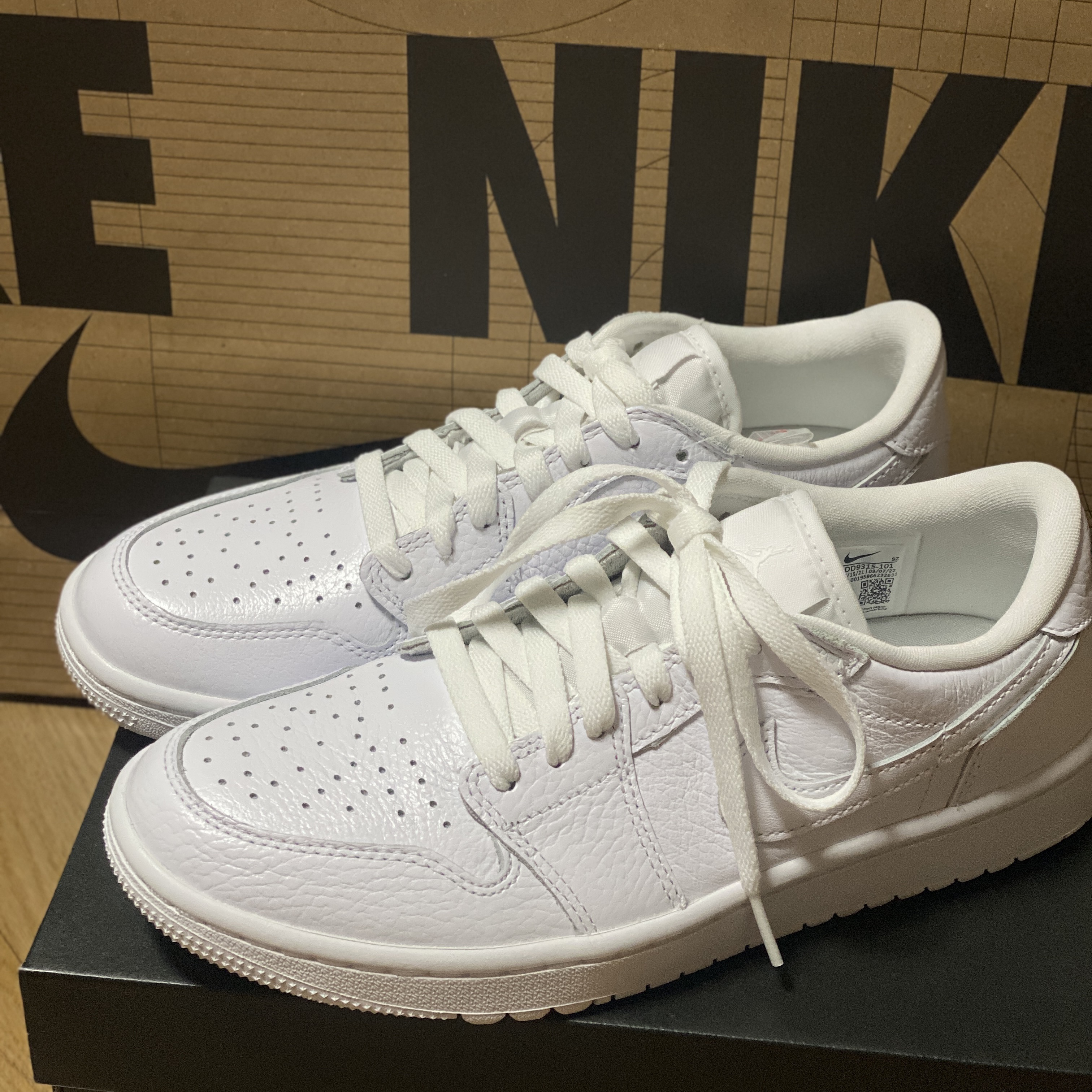 Jordan 1 Low Golf Triple White 착용 스타일 - 2