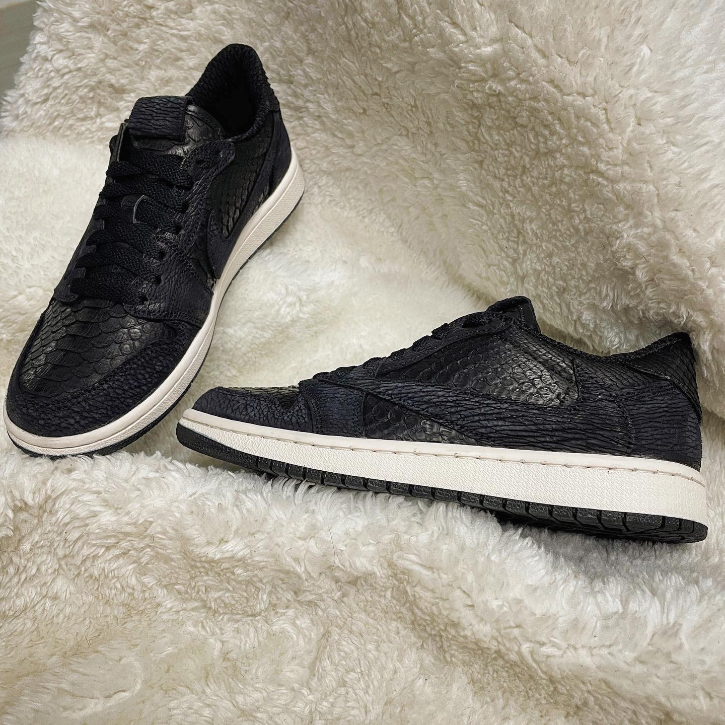 Jordan 1 x Travis Scott Retro Low OG SP Sail and Ridgerock, Jordan 1 x Travis Scott x Fragment Retro Low OG SP Military Blue 착용 스타일 - 2