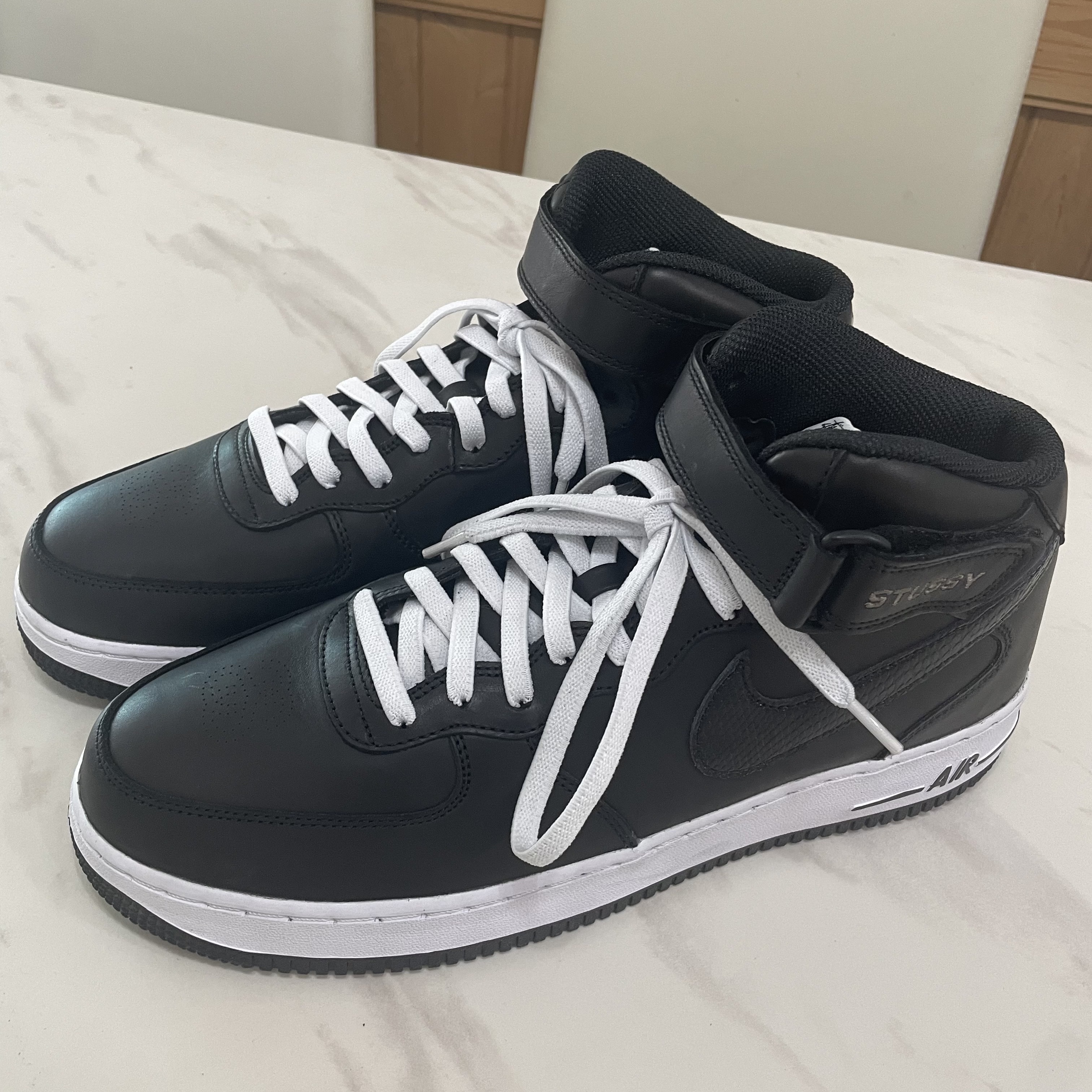Nike x Stussy Air Force 1 '07 Mid SP Black 착용 스타일 - 1