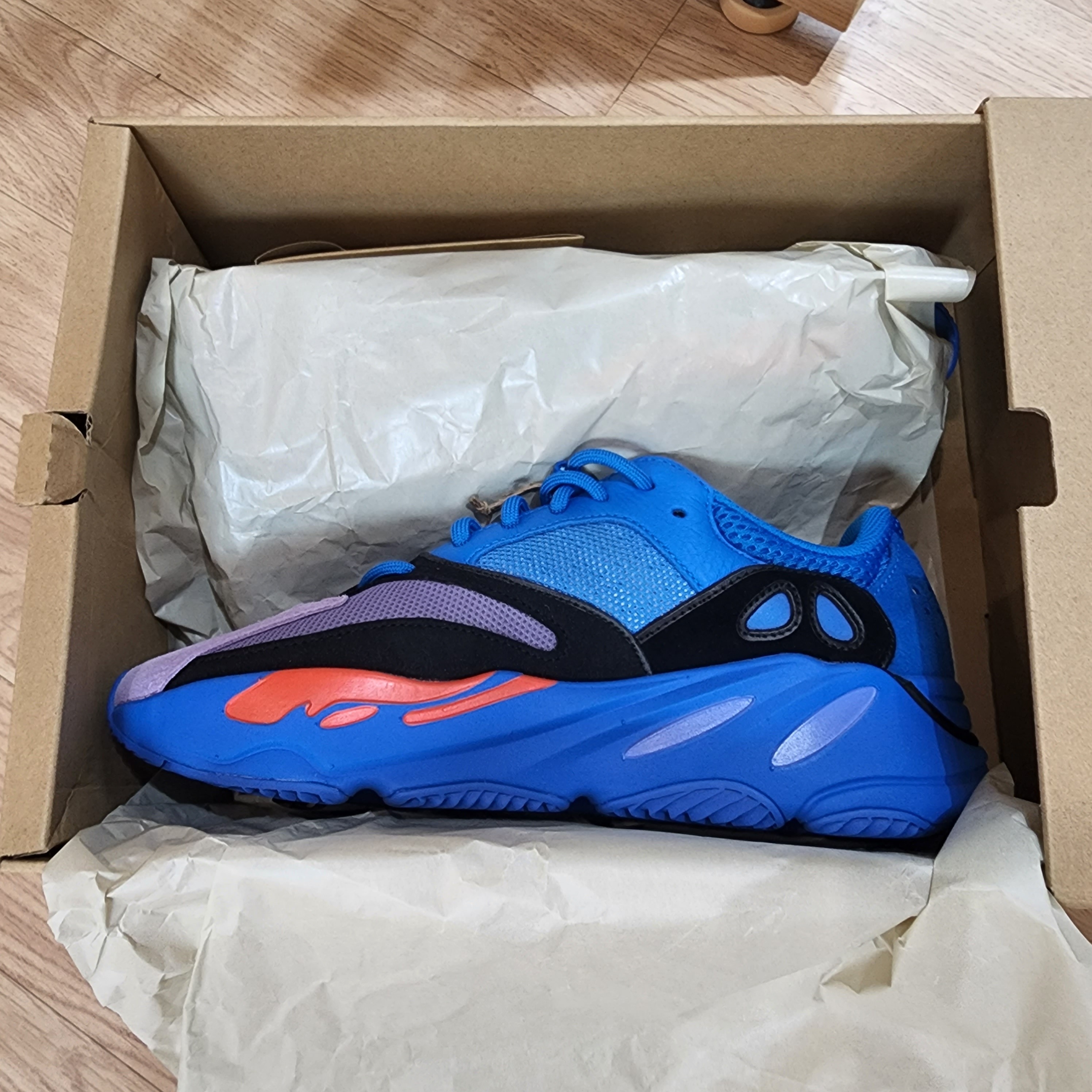 Adidas Yeezy Boost 700 Hi-Res Blue 착용 스타일