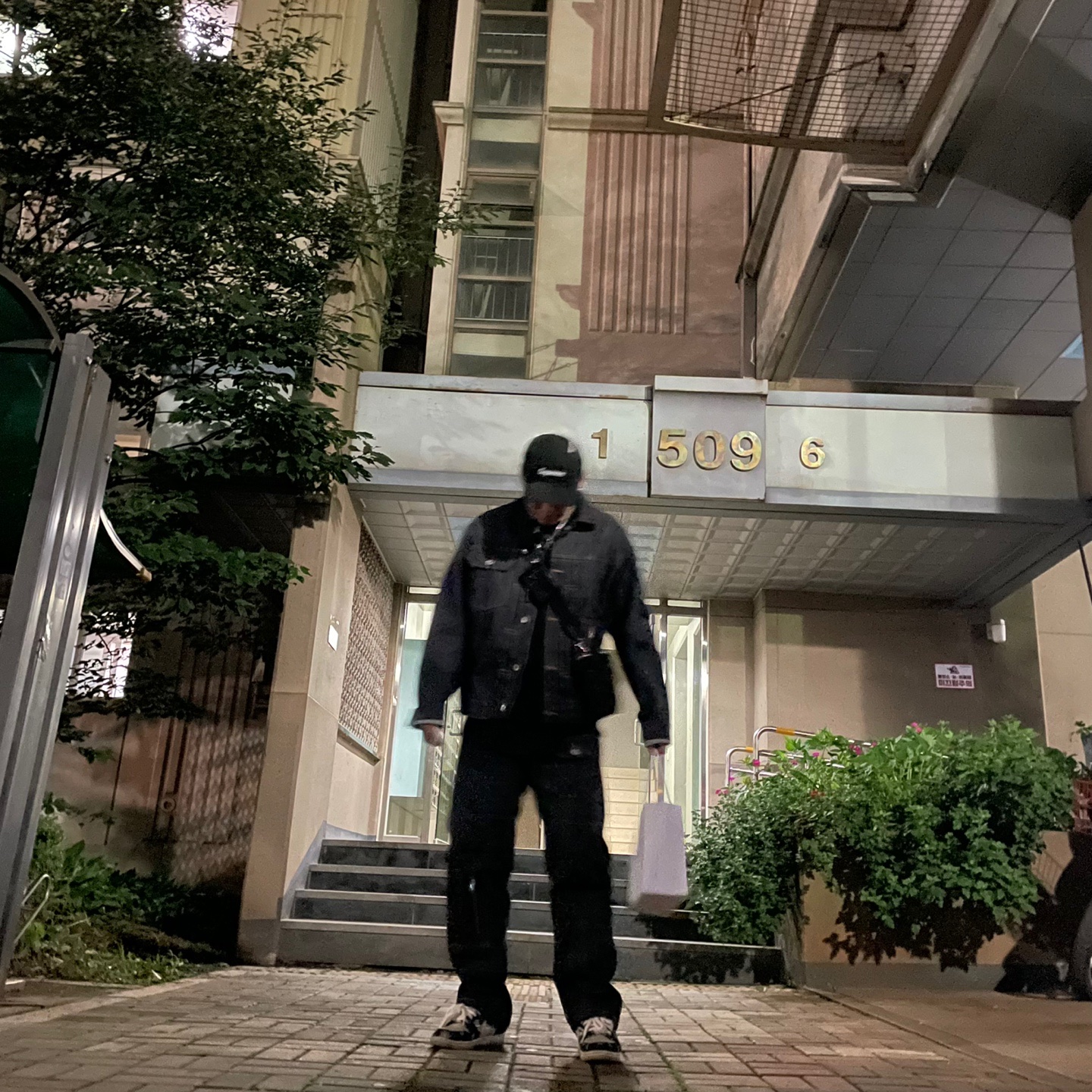 Prada Re-Nylon and Saffiano Leather Shoulder Bag Black, Nike x Travis Scott SB Dunk Low 착용 스타일