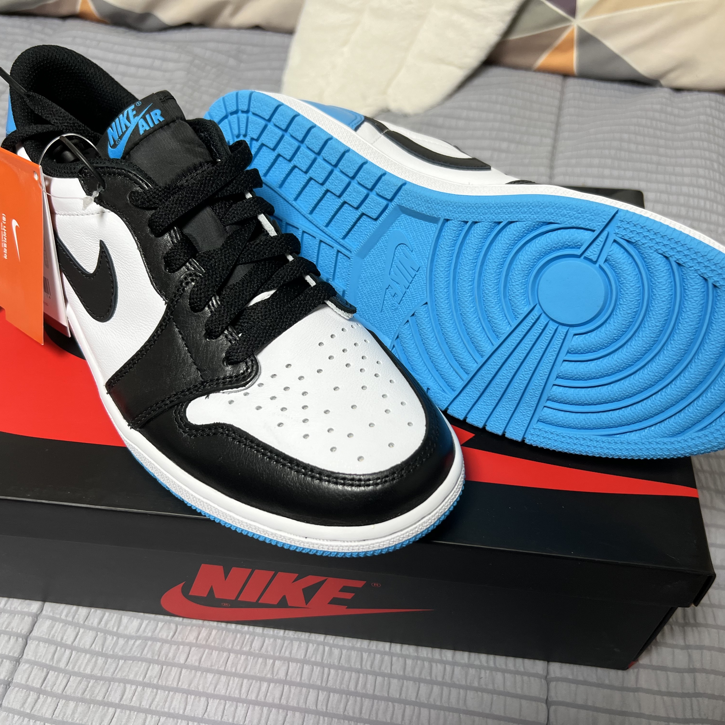 Jordan 1 Retro Low OG Black and Dark Powder Blue 착용 스타일