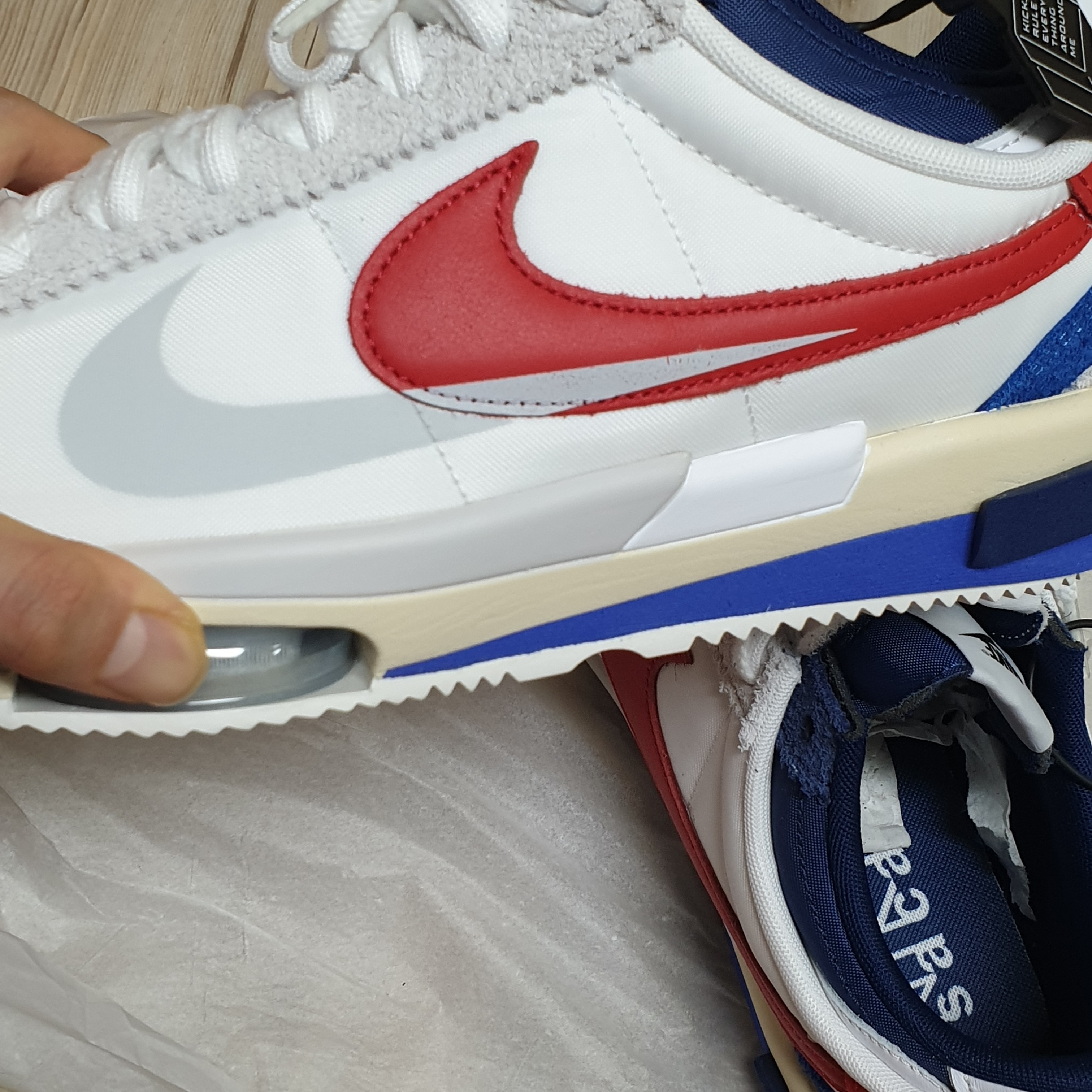 Nike x Sacai Zoom Cortez SP White and University Red 착용 스타일 - 3
