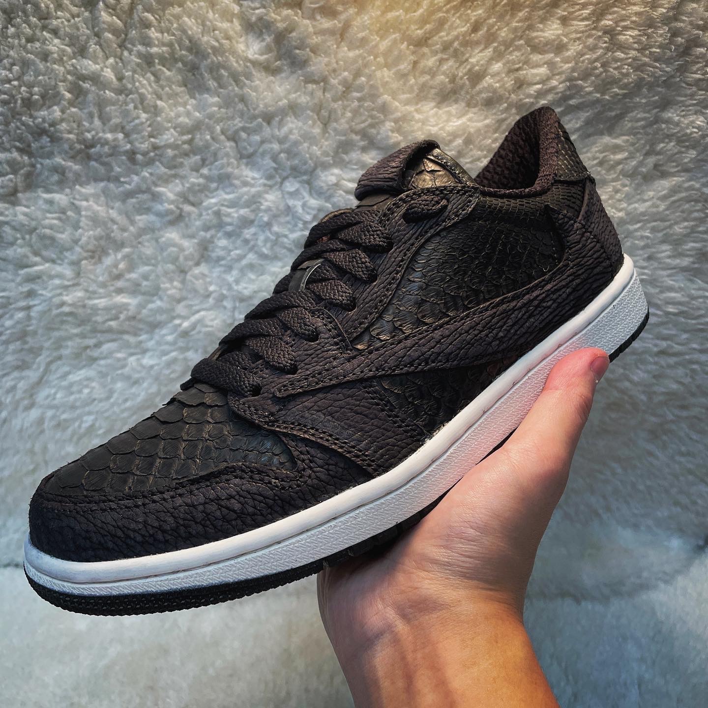 Jordan 1 x Travis Scott Retro Low OG SP Sail and Ridgerock, Jordan 1 x Travis Scott x Fragment Retro Low OG SP Military Blue 착용 스타일 - 1