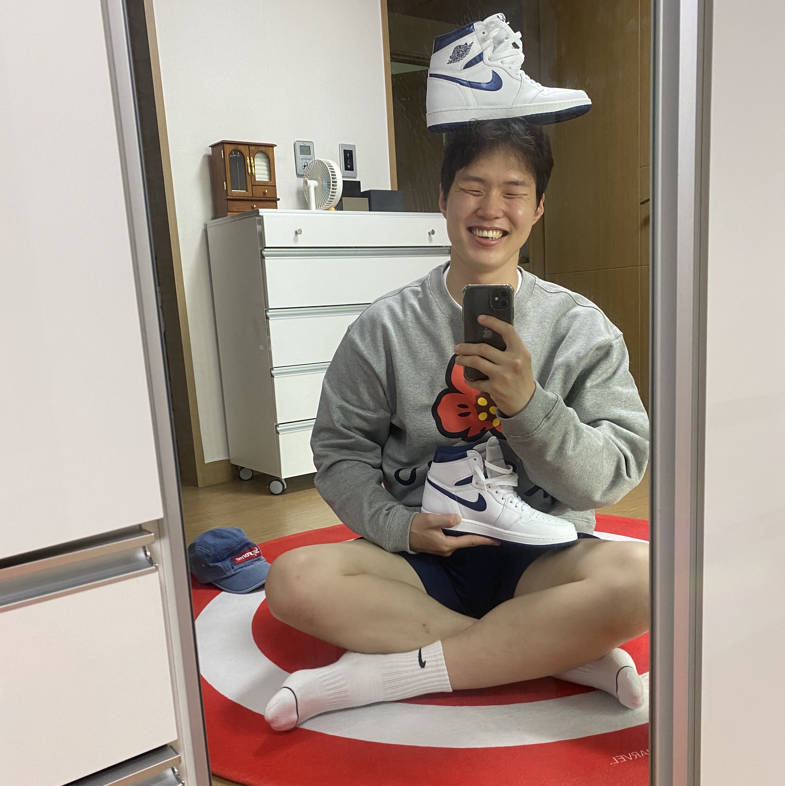 Jordan 1 Retro Metallic Navy 2016, Kenzo Boke Flower Sweatshirt Pearl Grey 착용 스타일 - 3