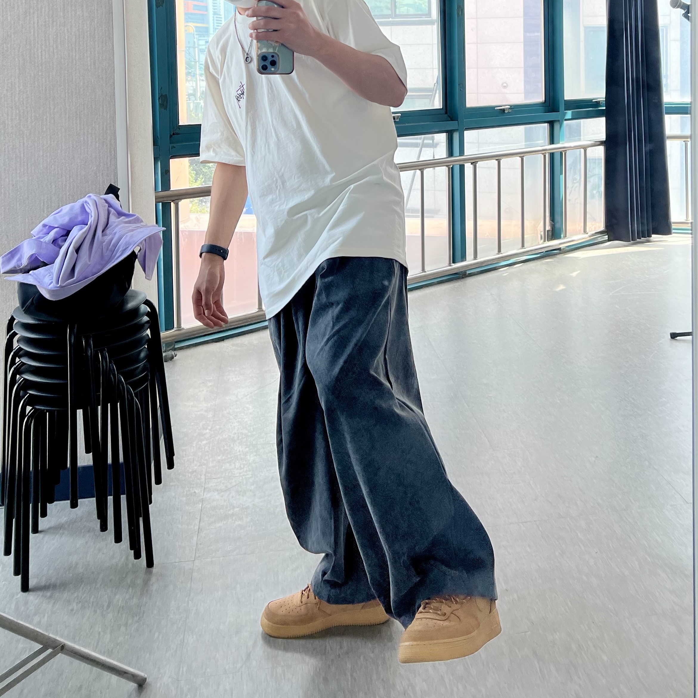 Stussy Basic Stussy Pigment Dyed T-Shirt Natural 2022, Nike Air Force 1 Mid '07 WB Flax 착용 스타일