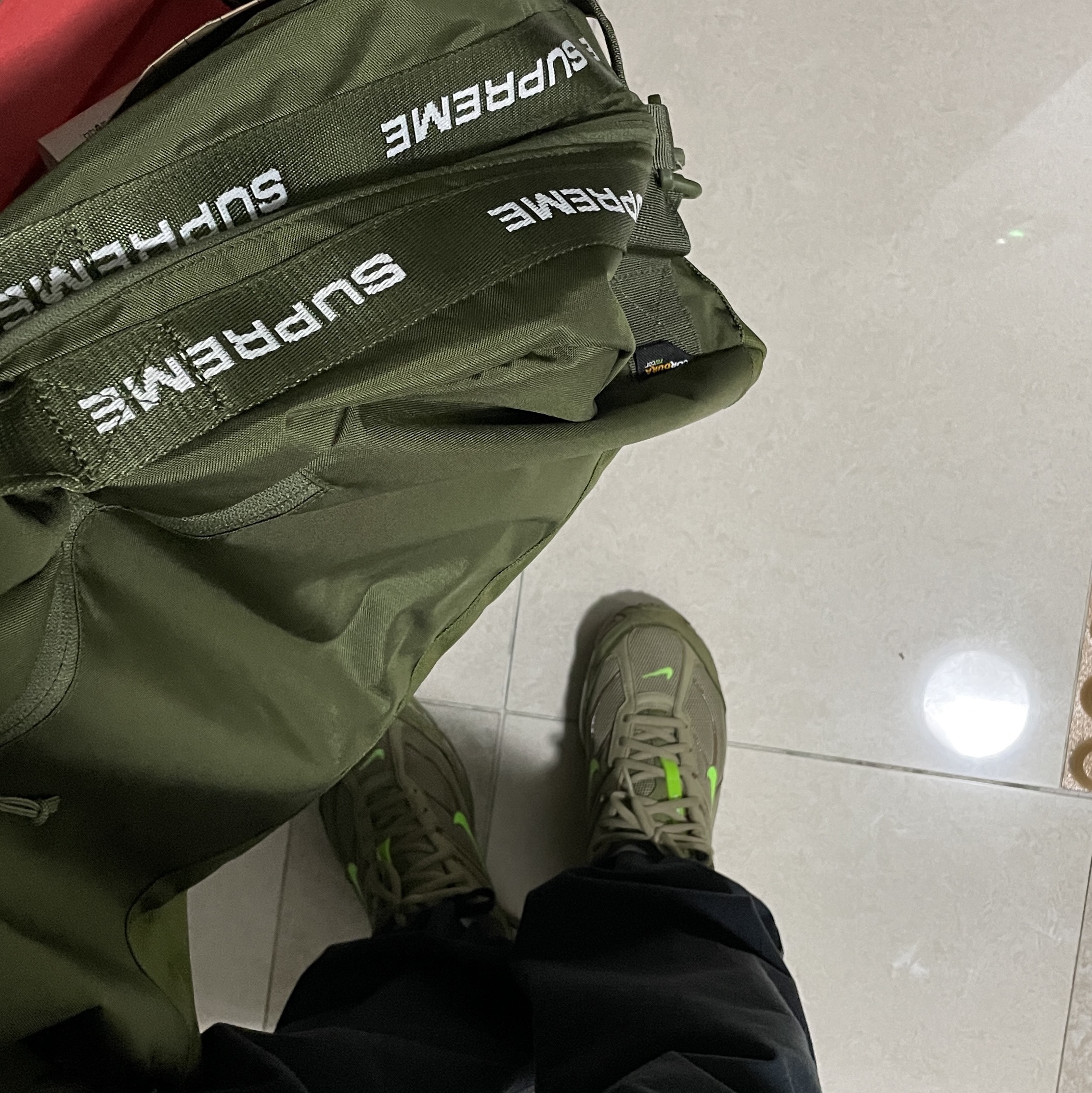 Nike x Supreme Shox Ride 2 SP Neutral Olive, Supreme Duffle Bag Olive - 22FW 착용 스타일