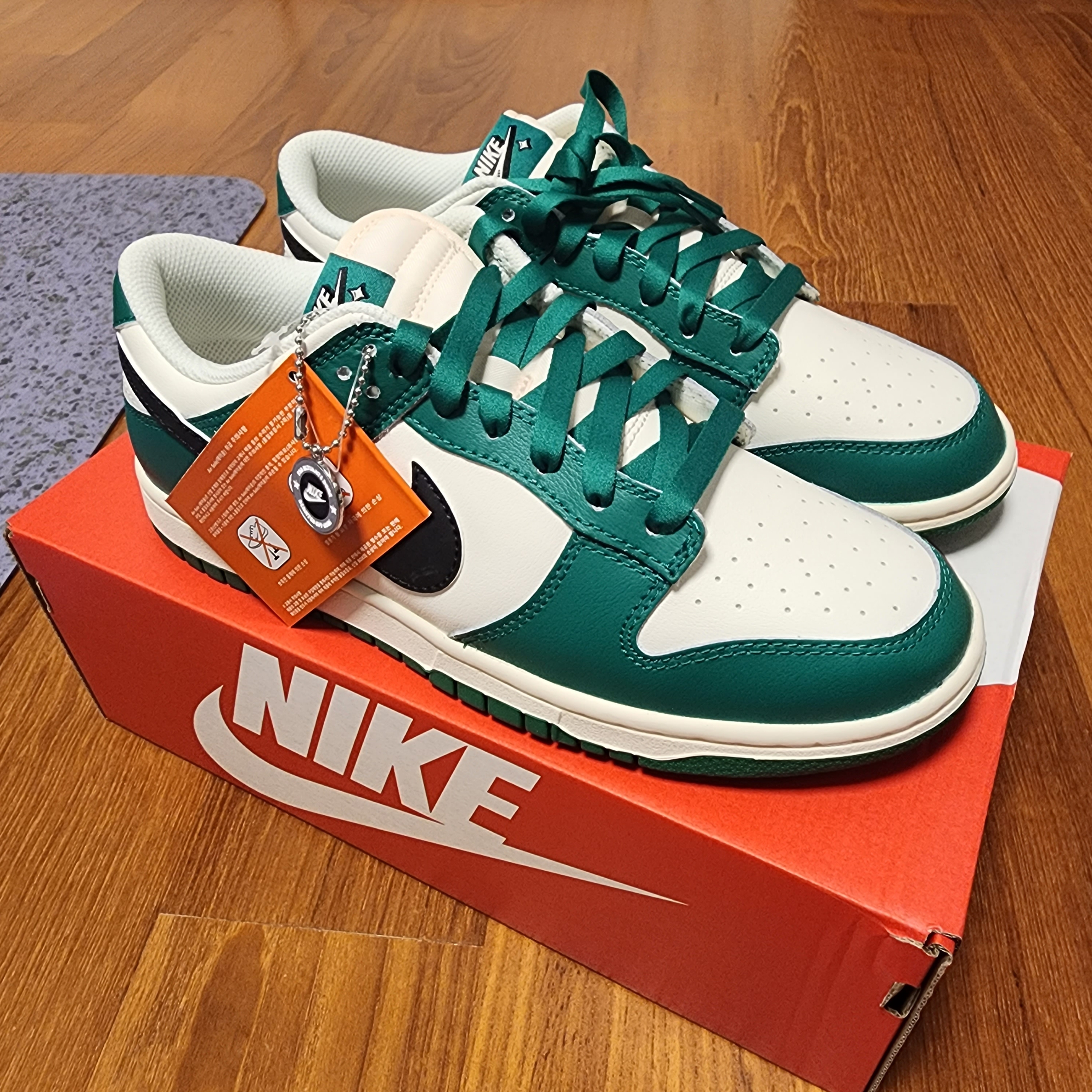 Nike Dunk Low Retro SE Jackpot Malachite 착용 스타일 - 3