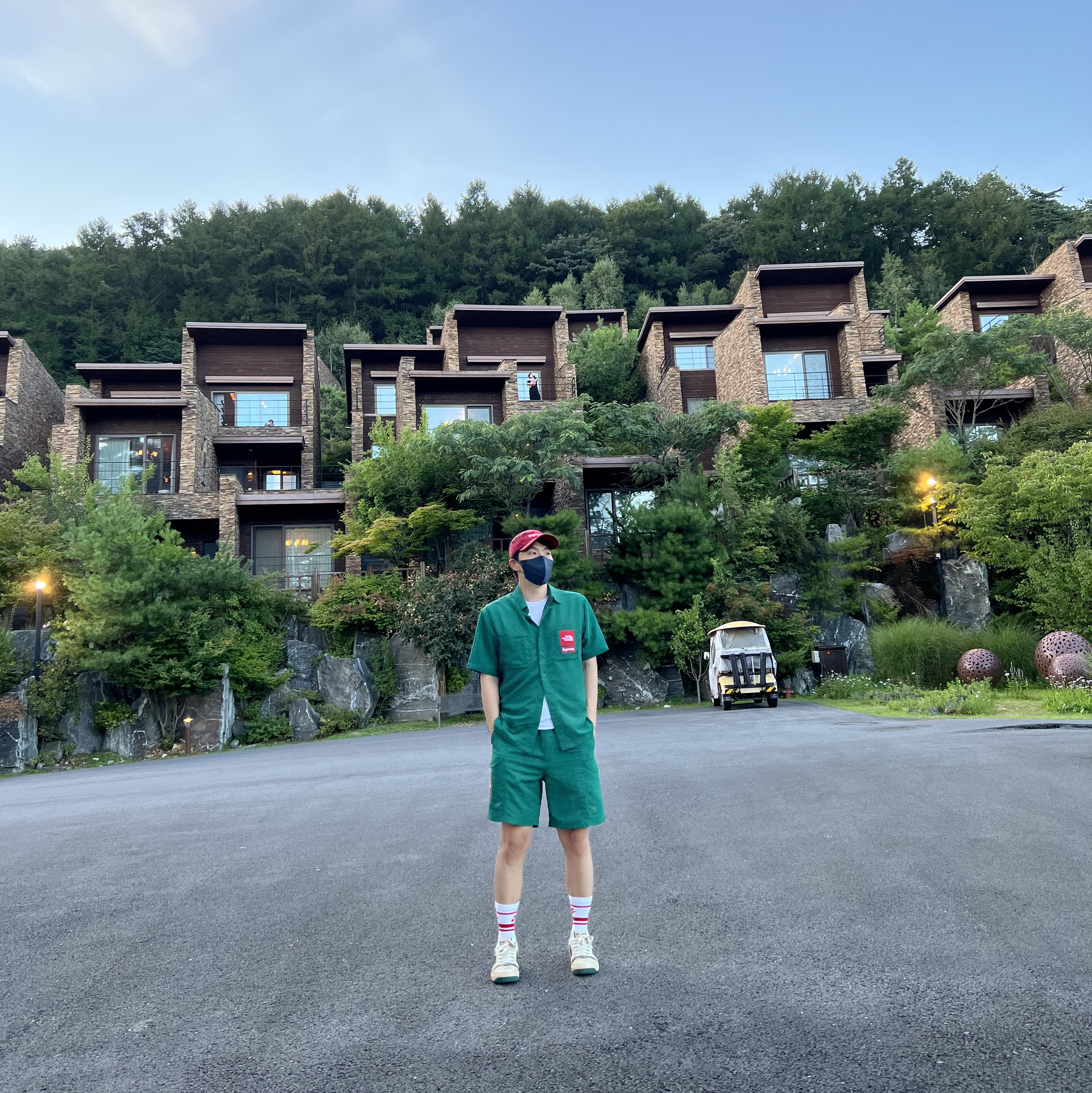 Supreme x The North Face Trekking S/S Shirt Dark Green - 22SS, Supreme x The North Face Trekking Packable Belted Shorts Dark Green - 22SS 착용 스타일 - 1