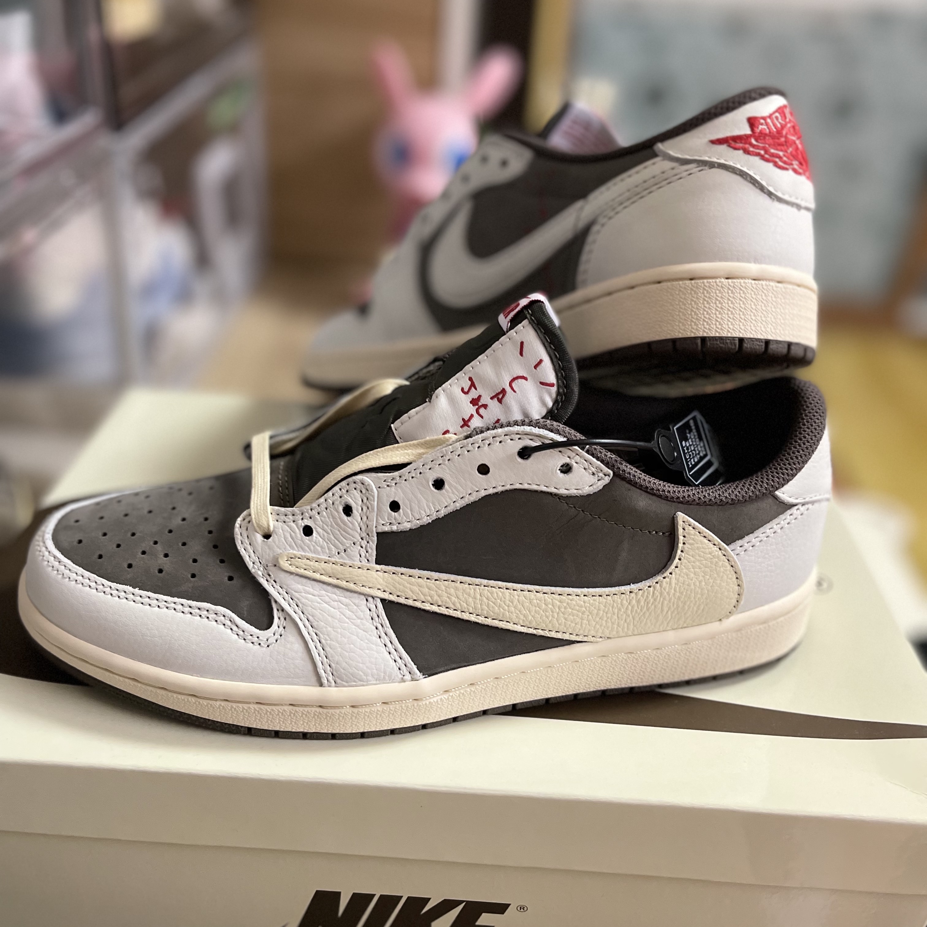 Jordan 1 x Travis Scott Retro Low OG SP Sail and Ridgerock 착용 스타일 - 1
