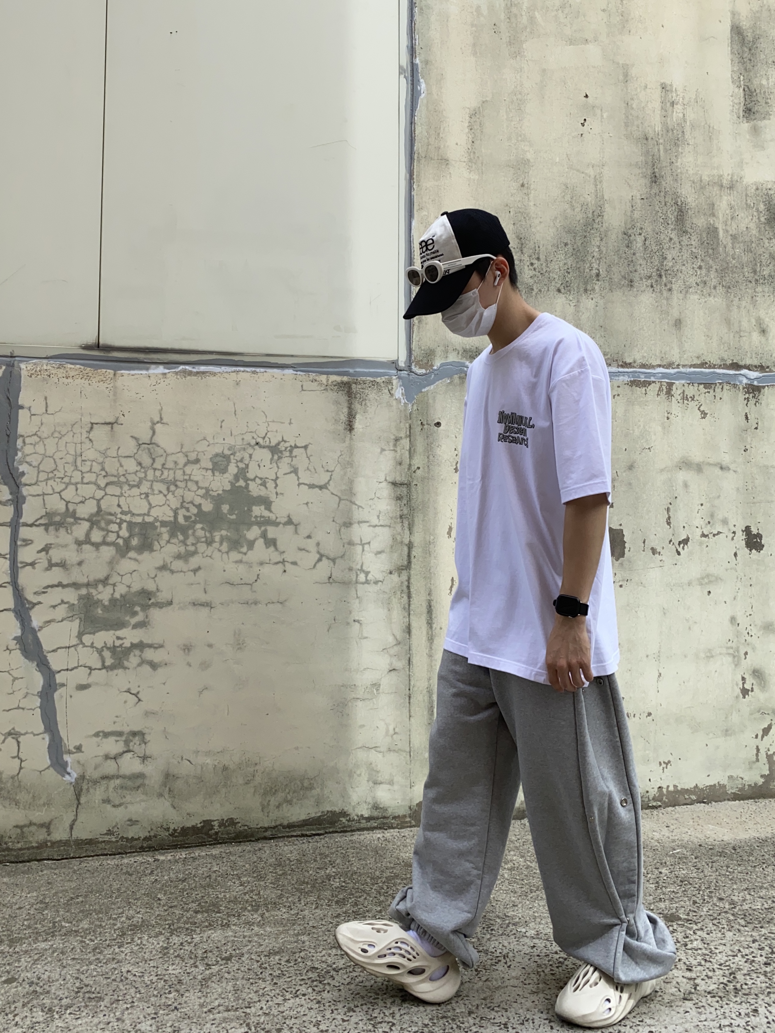 Adidas Yeezy Foam RNNR Sand 착용 스타일 - 1