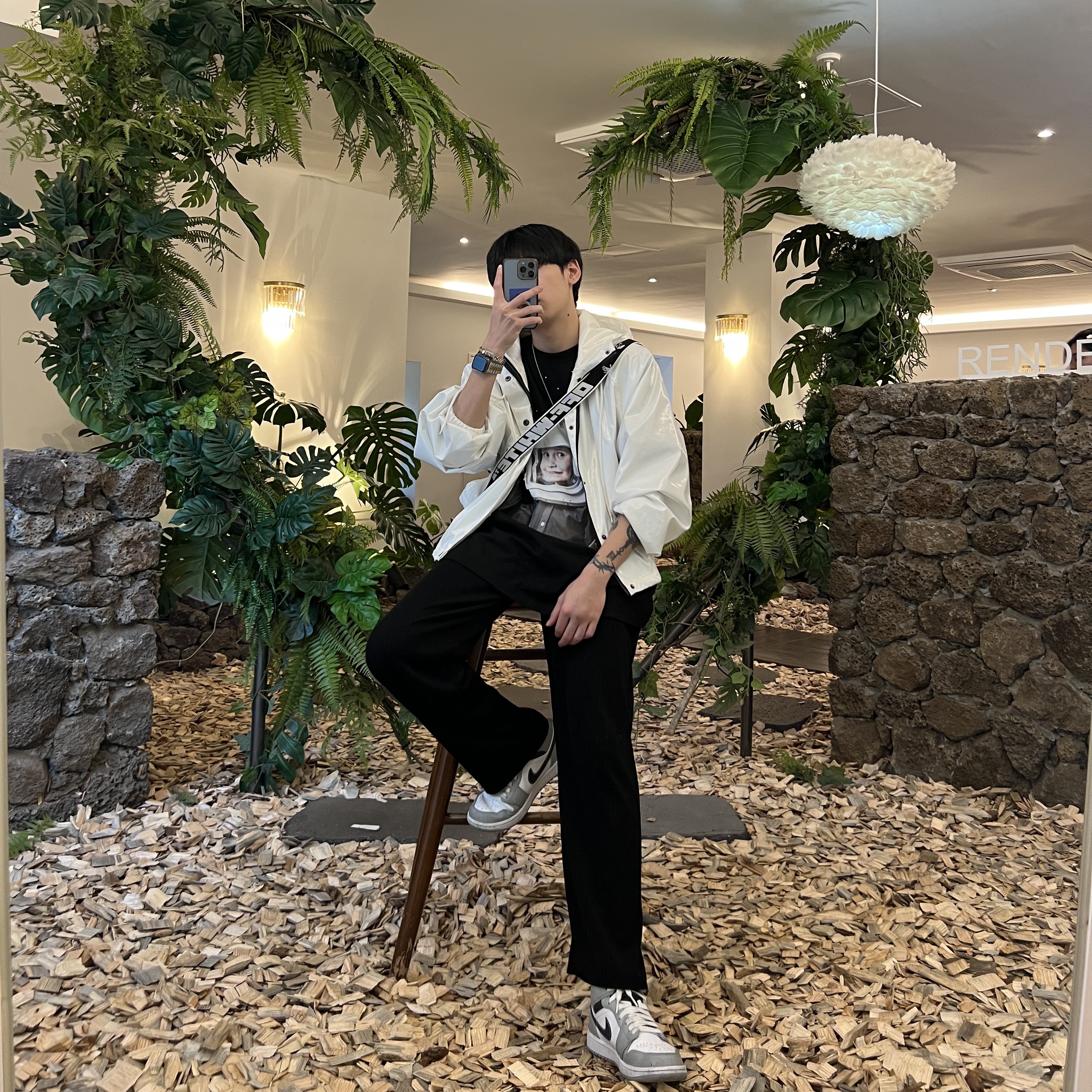 Jordan 1 Mid Light Smoke Grey Anthracite, Off-White x Amore Pacific Protection Box (Without Cosmetics) 착용 스타일