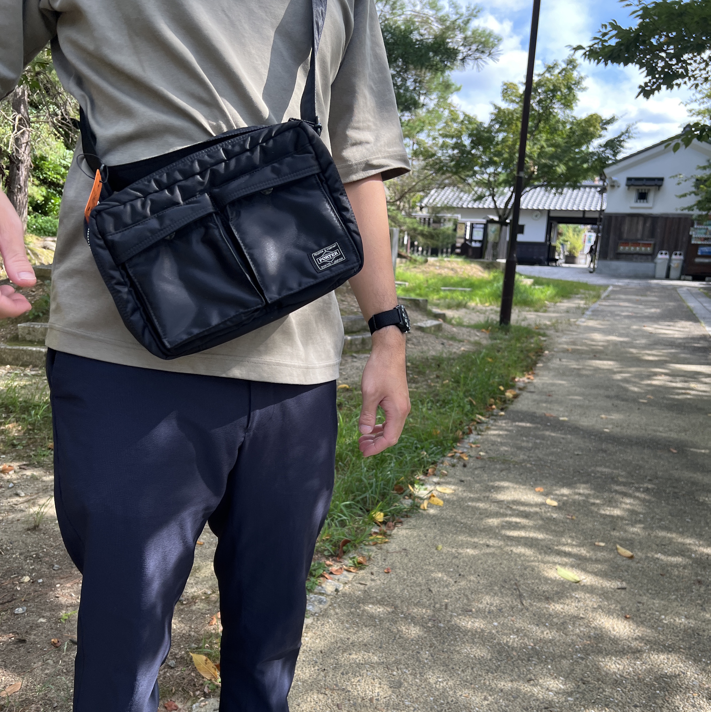 Porter Tanker Shoulder Bag L Black 착용 스타일