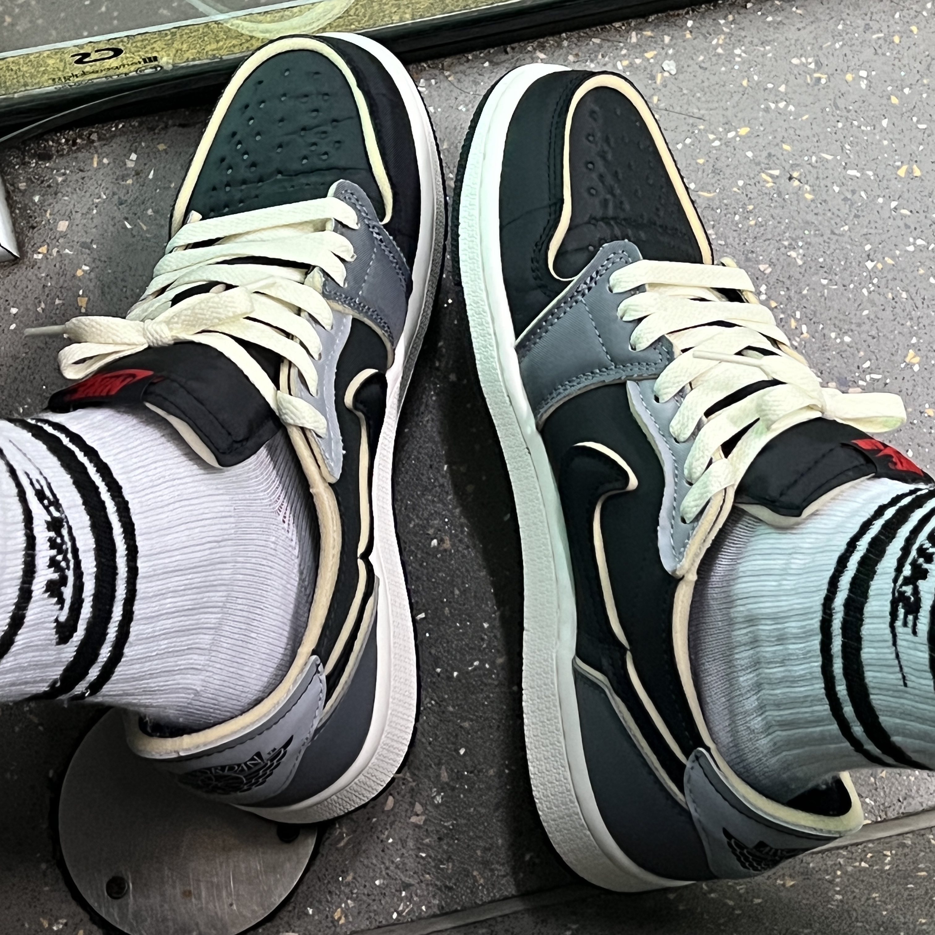 Jordan 1 Retro Low OG EX Black and Smoke Grey 착용 스타일