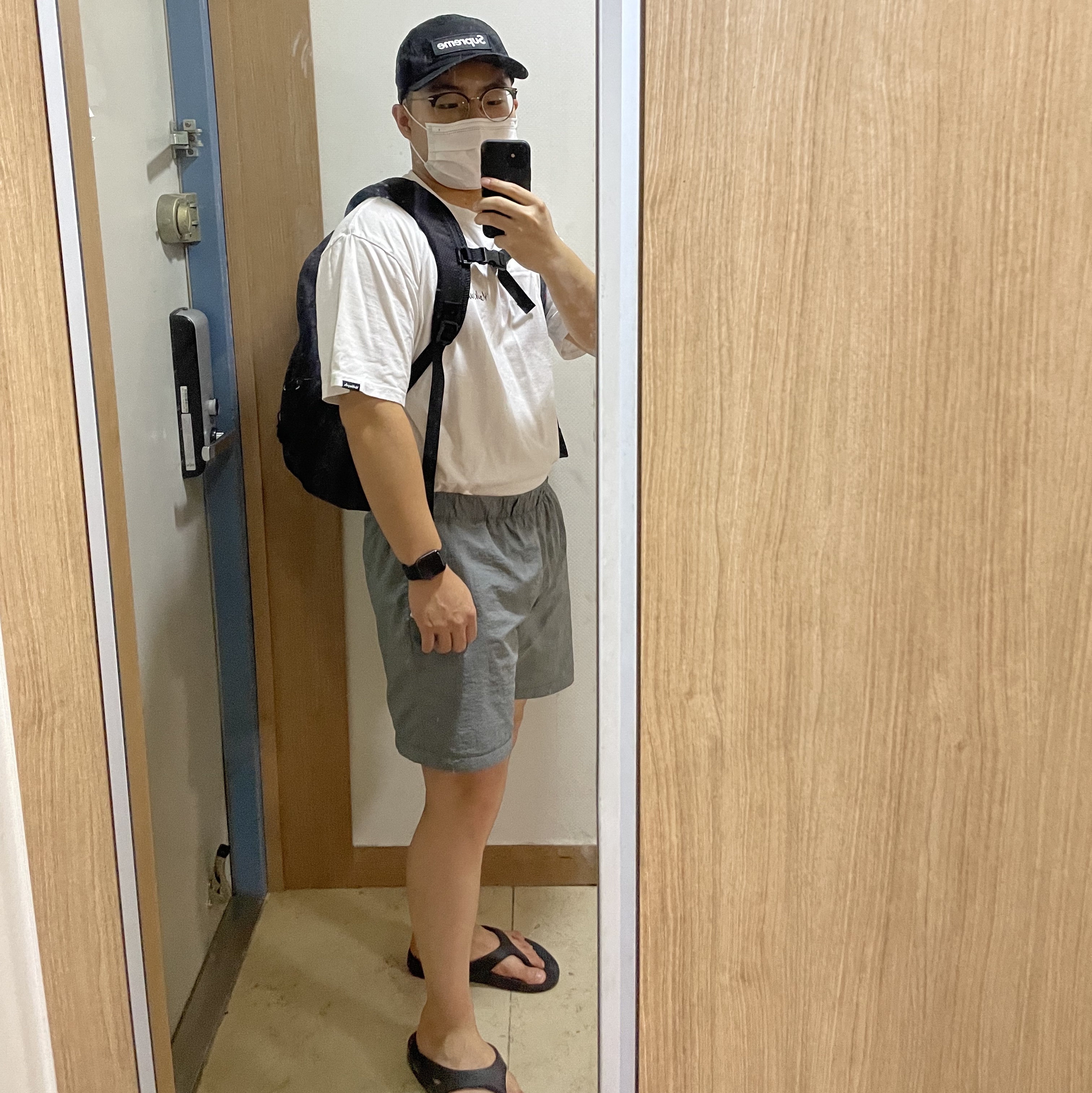Apple Watch SE 40mm GPS Space Gray Aluminum Case with Sport Band Midnight (Korean Ver.), Supreme Backpack Black - 22SS 착용 스타일 - 1