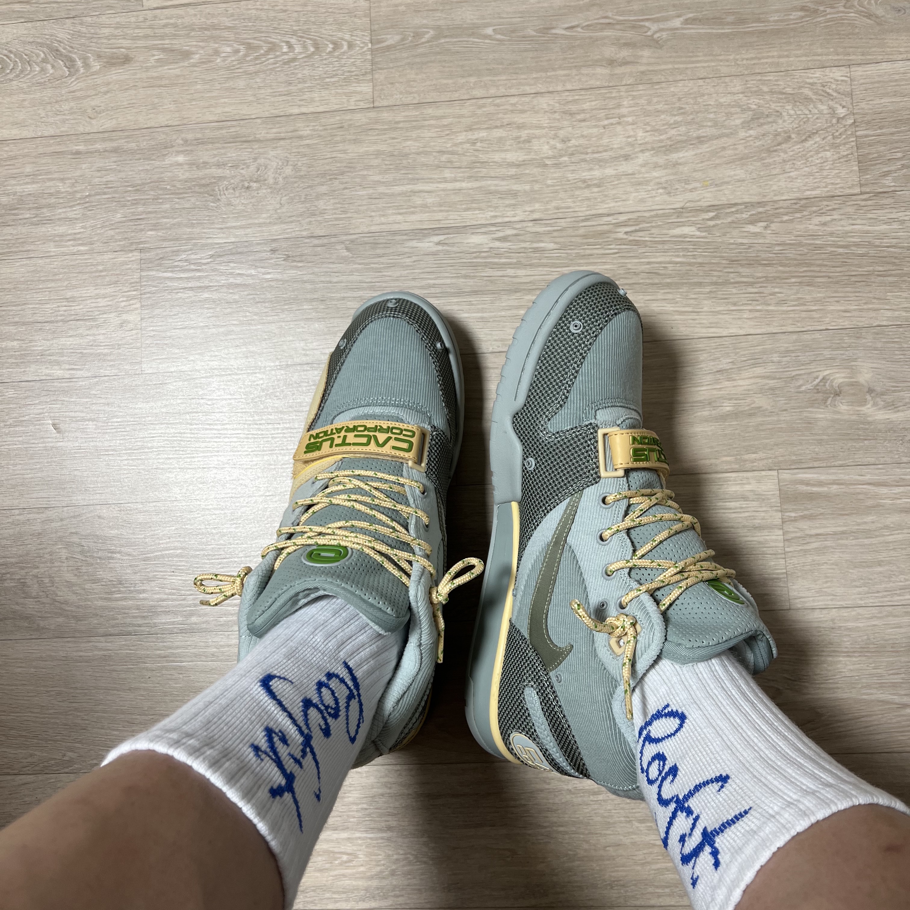 Nike x Travis Scott Nike Air Trainer 1 Grey Haze and Dusty Sage 착용 스타일