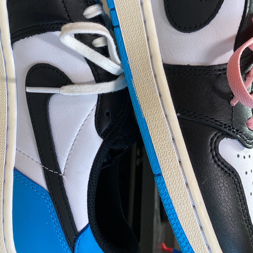 Jordan 1 Retro Low OG Black and Dark Powder Blue 착용 스타일