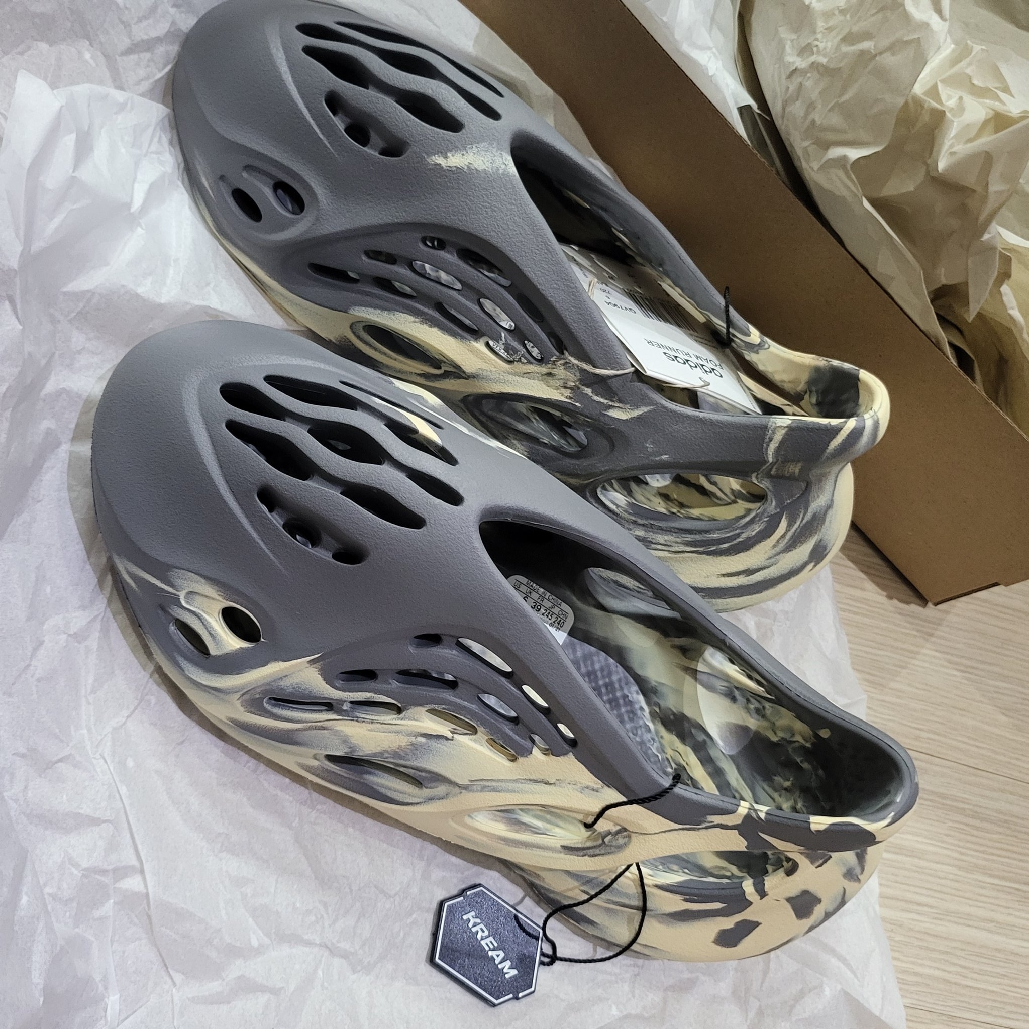 Adidas Yeezy Foam RNNR MXT Moon Gray 착용 스타일 - 1