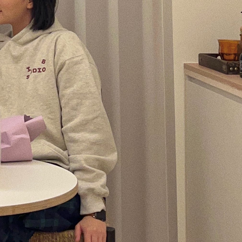 IAB Studio Hoodie Oatmeal Burgundy 착용 스타일