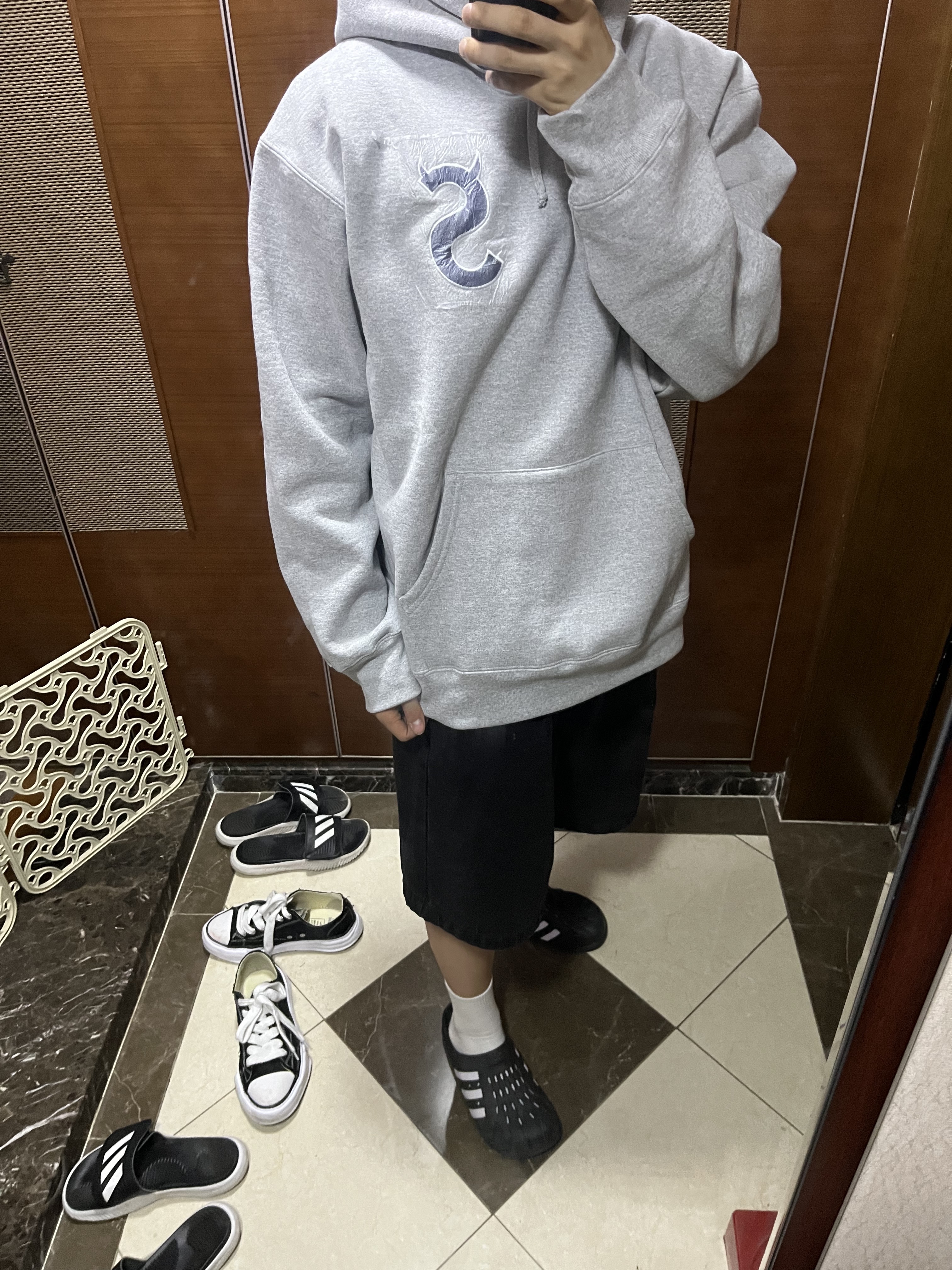 Supreme S Logo Hooded Sweatshirt Heather Grey - 22FW, Adidas Adilette Clog Black White 착용 스타일