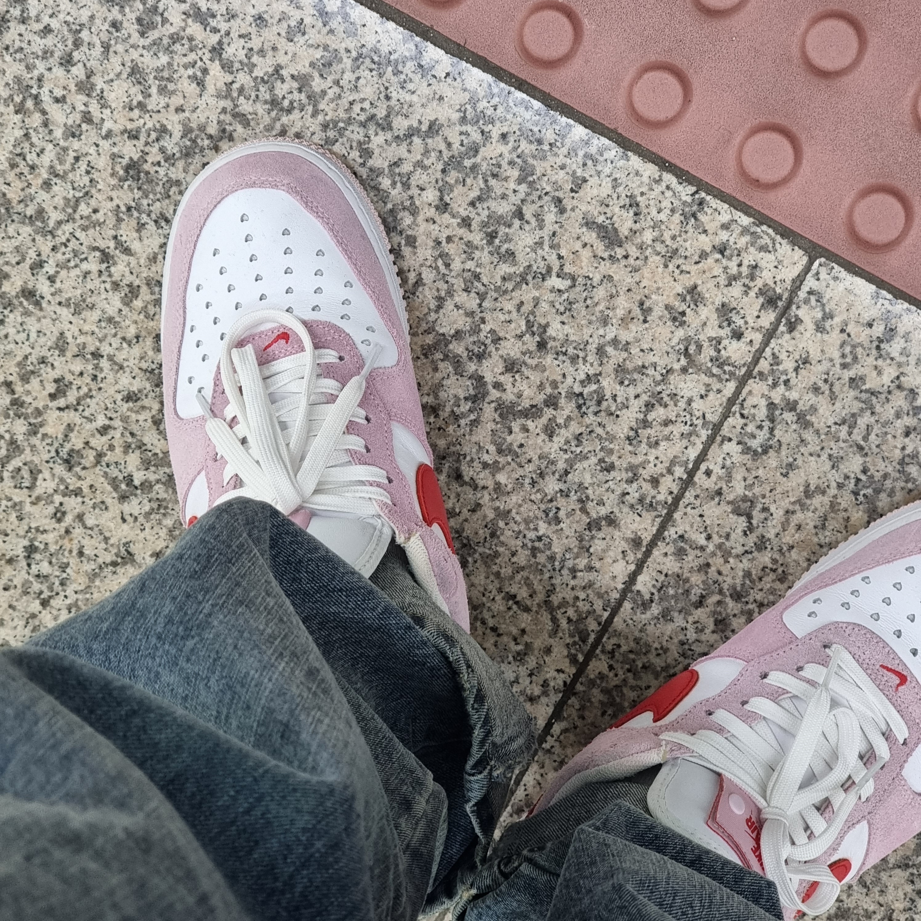 Nike Air Force 1 '07 QS Valentine's Day 착용 스타일