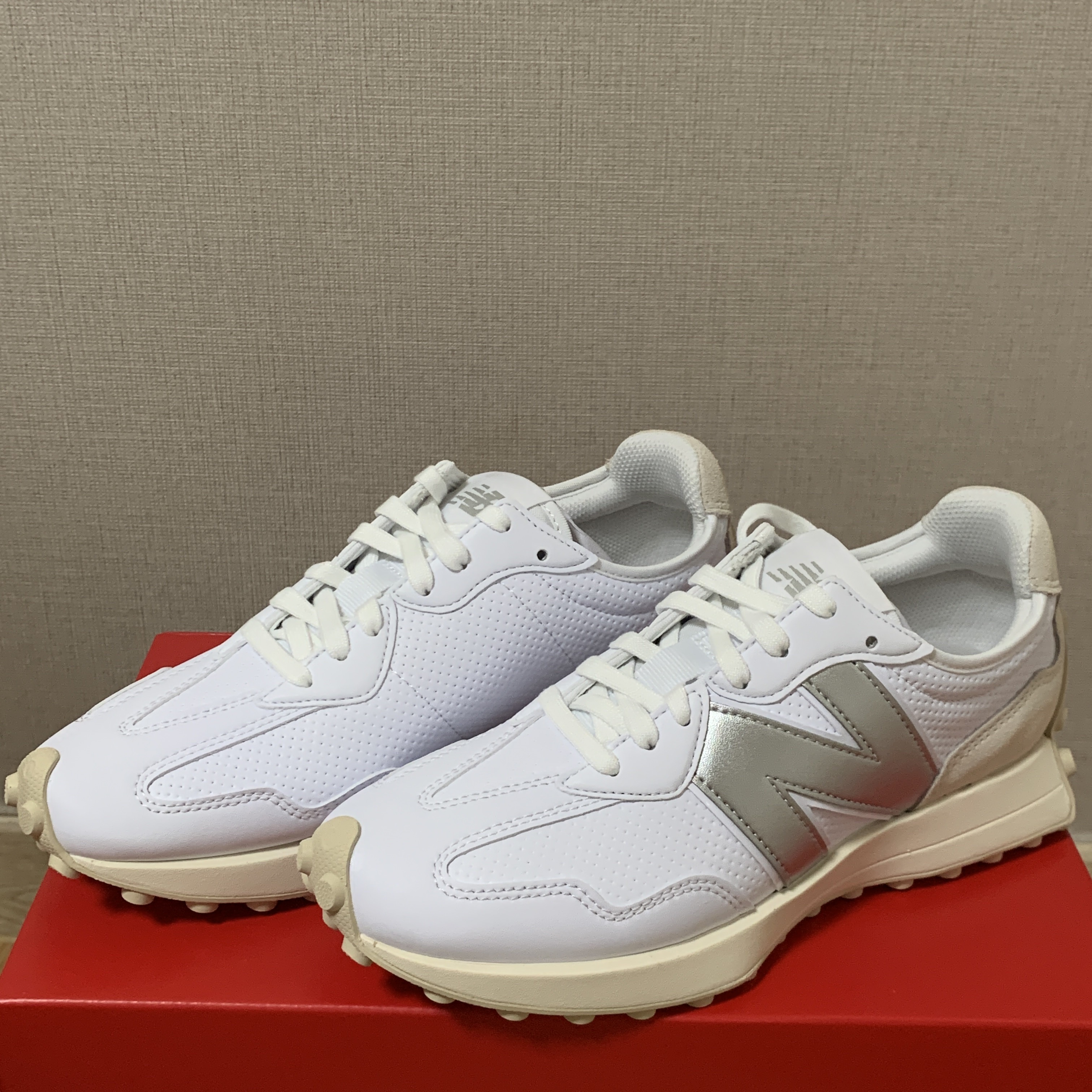 (W) New Balance 327 Golf White 착용 스타일 - 1