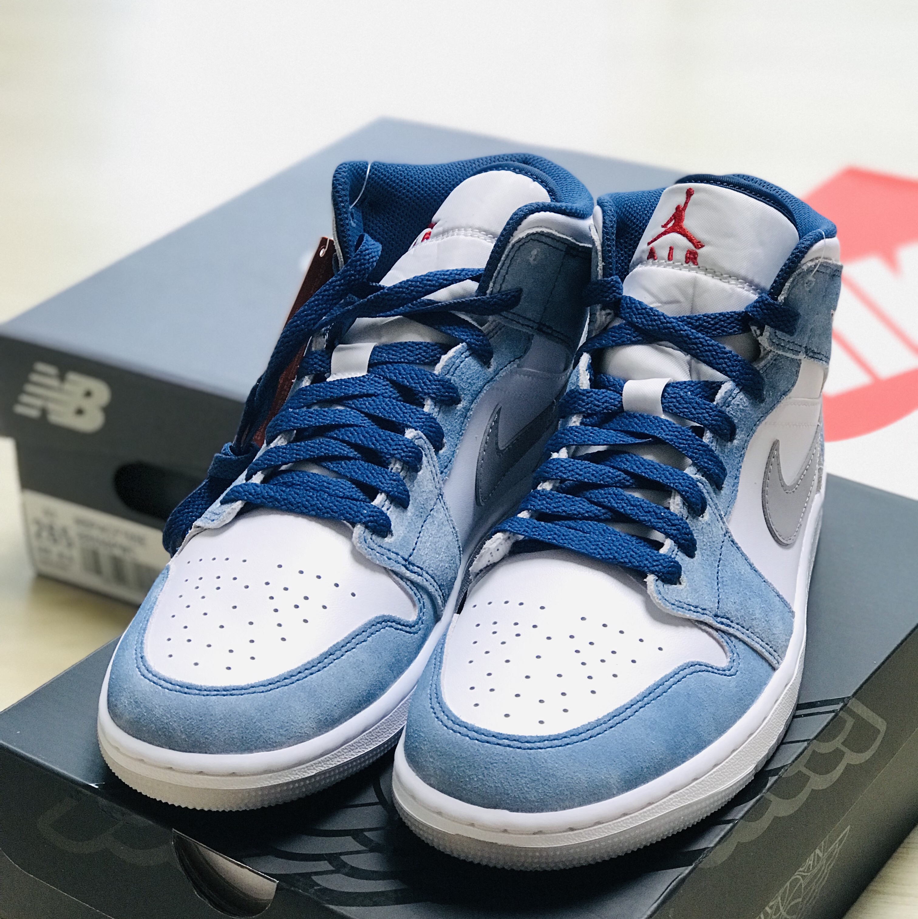 Jordan 1 Mid SE French Blue Fire Red 착용 스타일 - 1