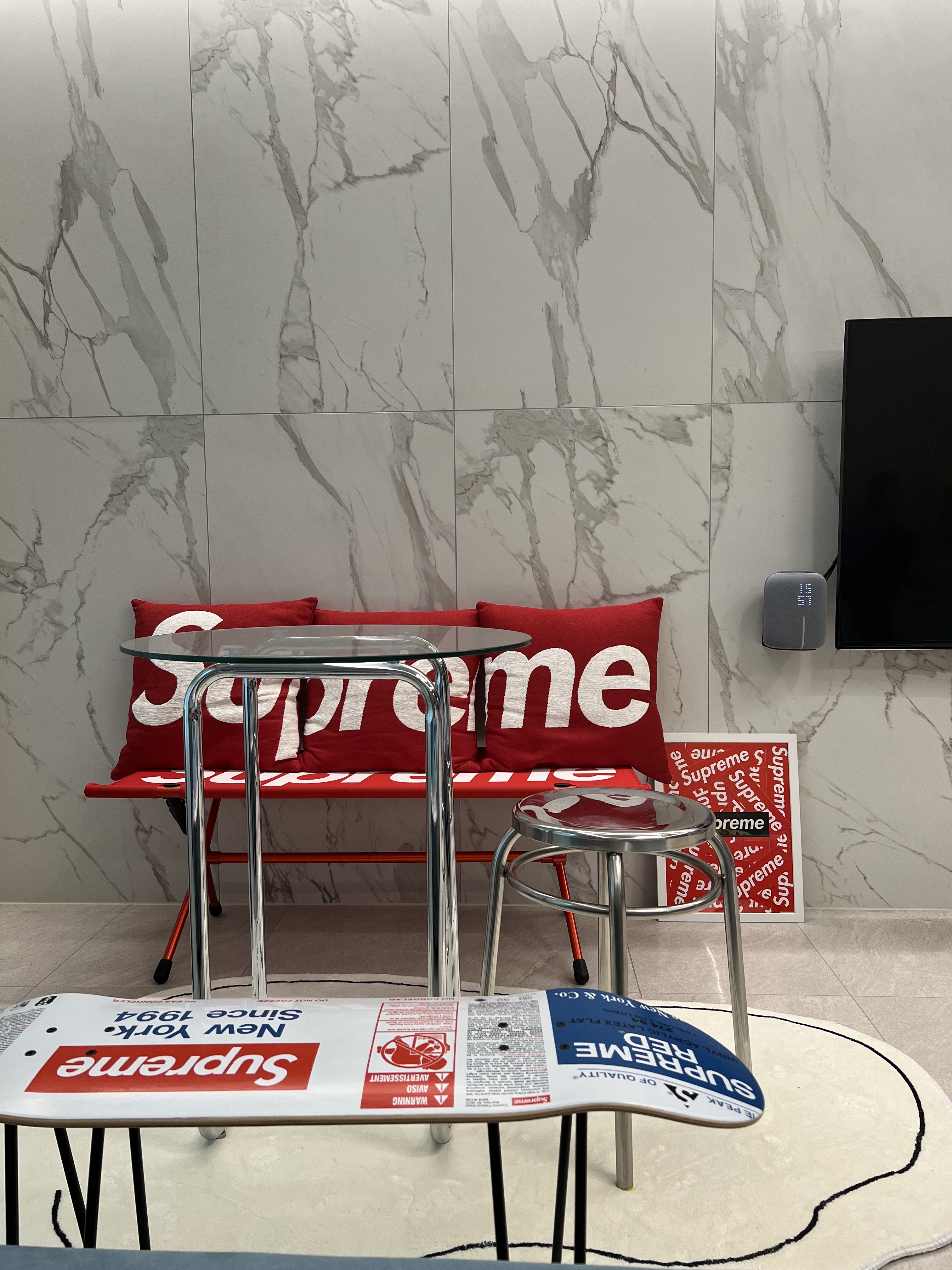Supreme x Jules Pansu Pillows Red (Set of 3), Supreme x Helinox Bench One Red - 22SS 착용 스타일