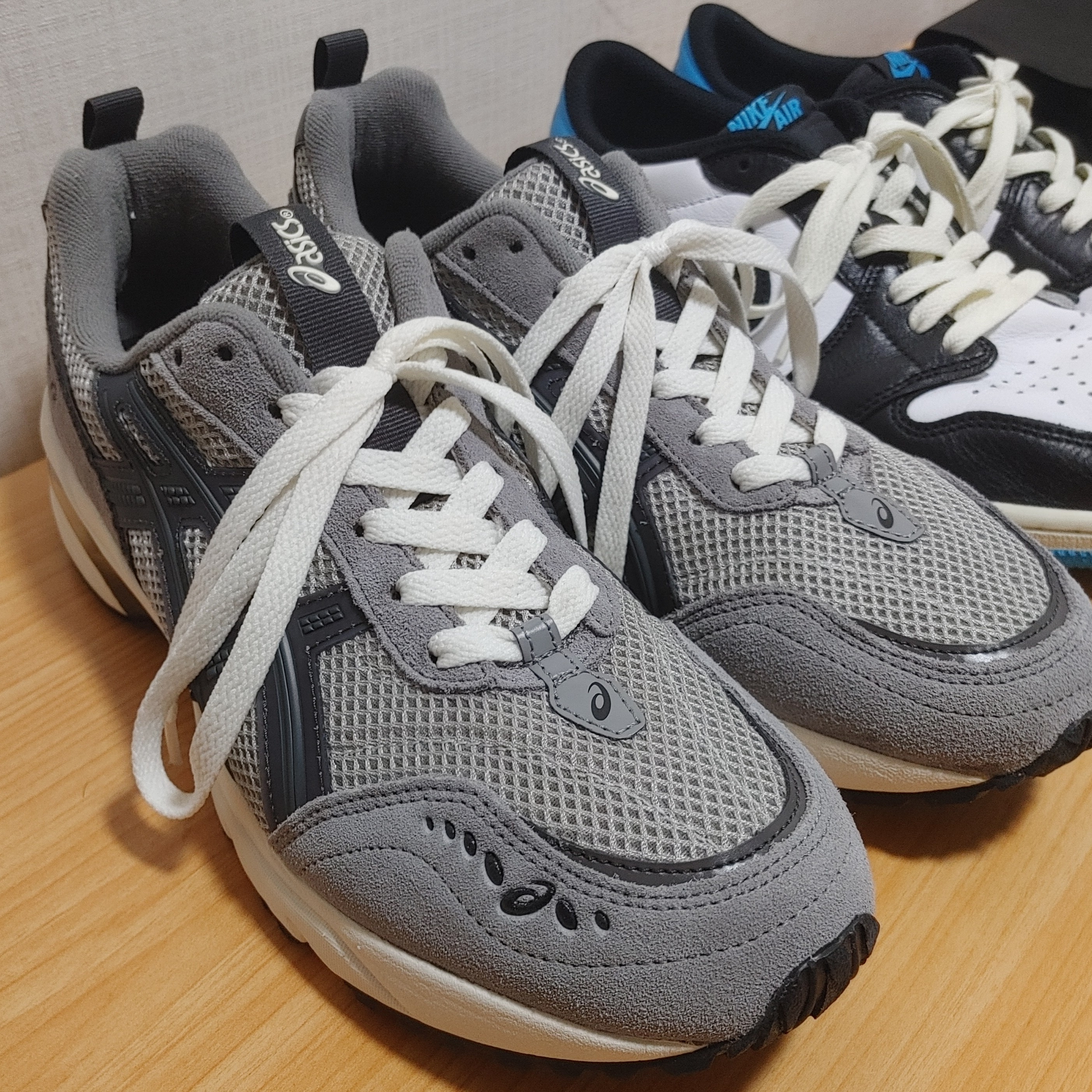 Asics Gel-1090 V2 Oyster Grey, Jordan 1 Retro Low OG Black and Dark Powder Blue 착용 스타일 - 1