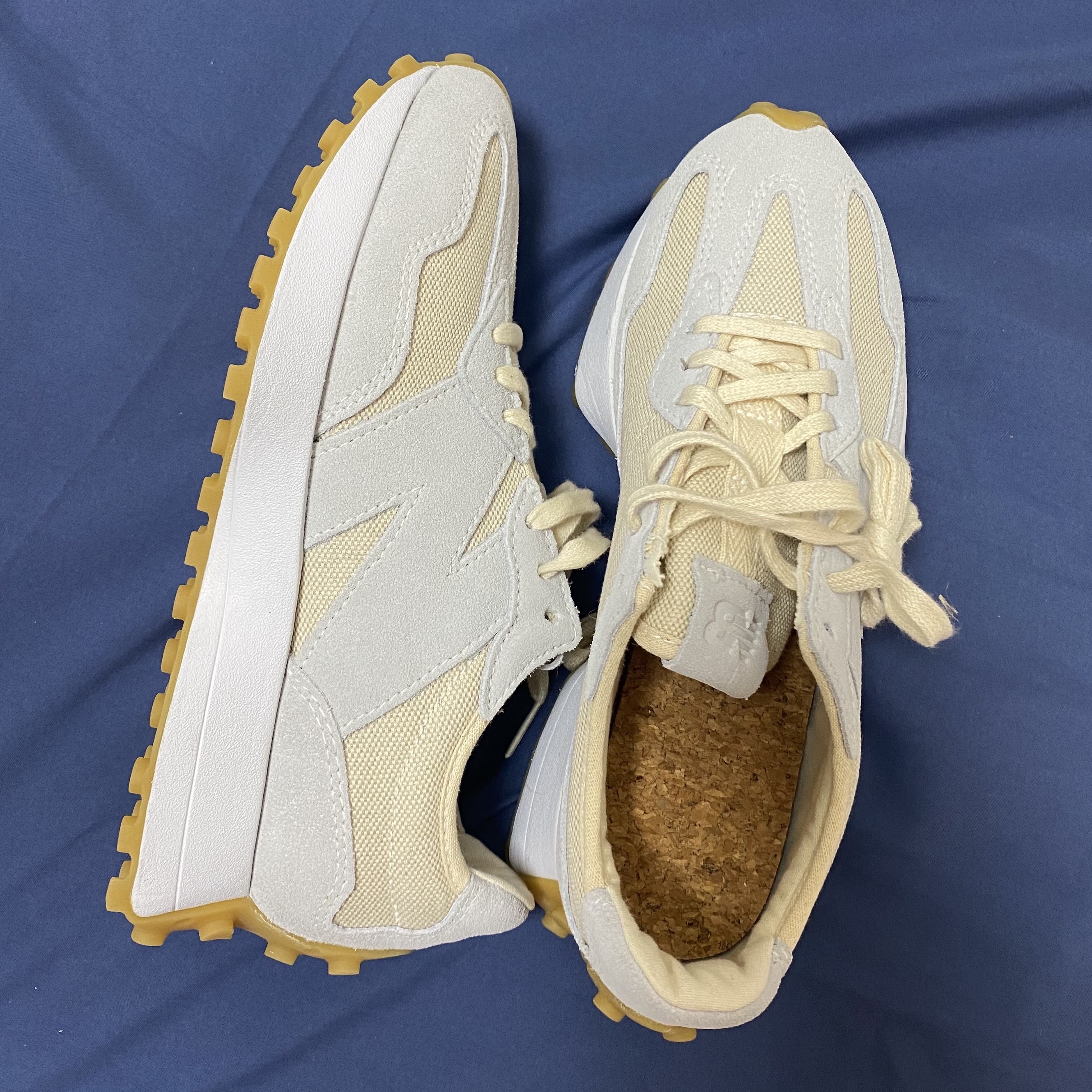 (W) New Balance 327 Undyed White Pale Blue 착용 스타일 - 3
