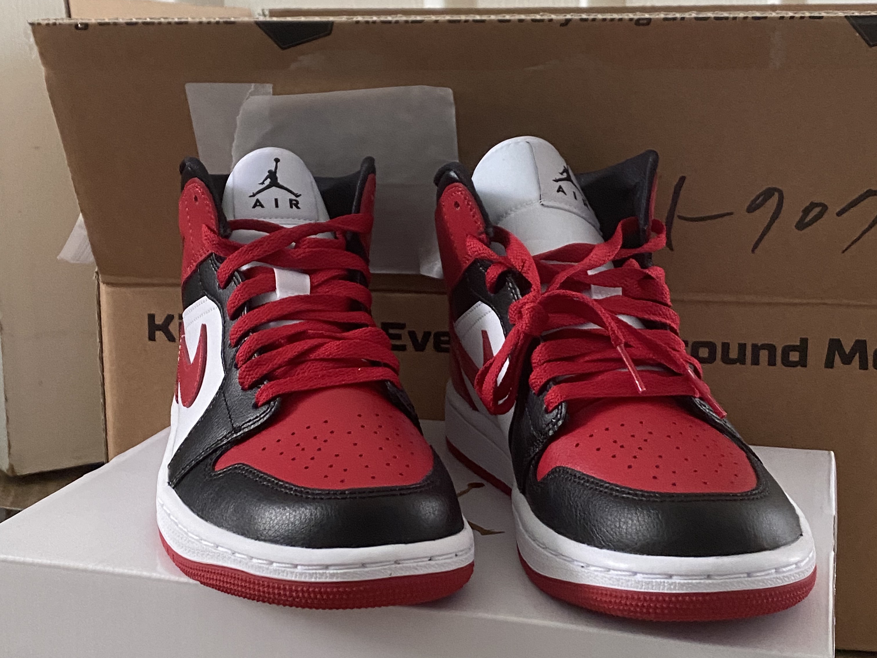 (W) Jordan 1 Mid Black and Gym Red 착용 스타일