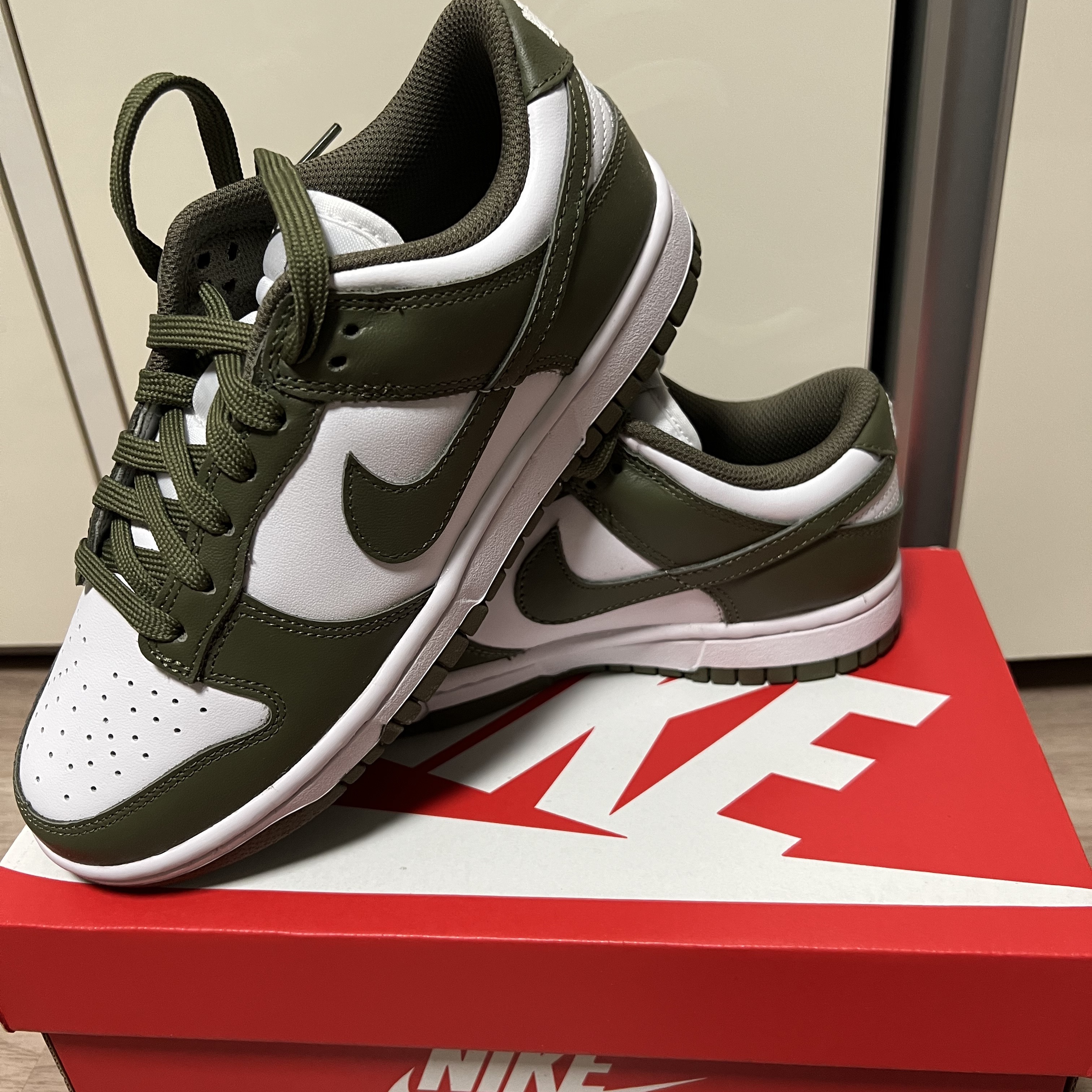 (W) Nike Dunk Low Medium Olive 착용 스타일 - 1