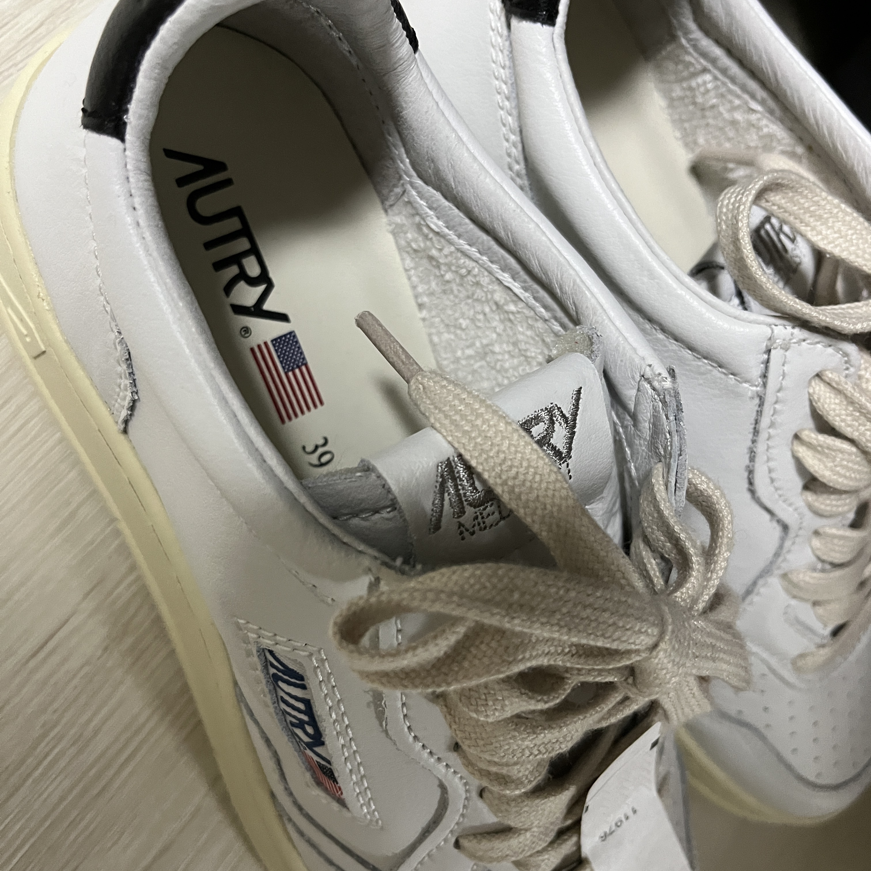 (W) Autry Medalist Low Leather Sneakers White Black 착용 스타일