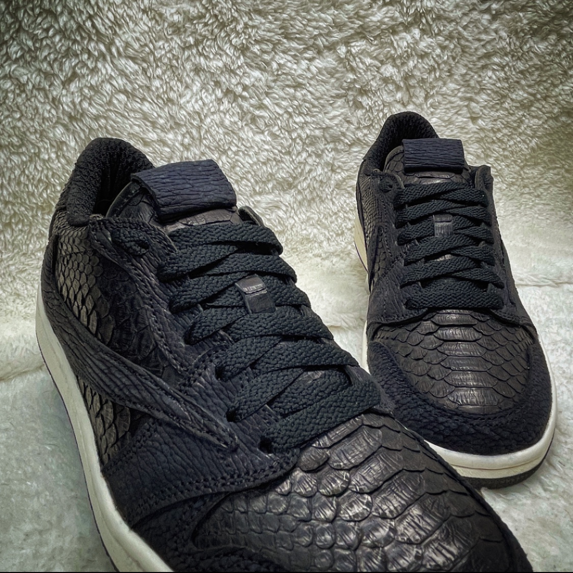 Jordan 1 Retro High OG Rust Shadow, Jordan 1 x Travis Scott Retro Low OG SP Sail and Ridgerock 착용 스타일 - 2