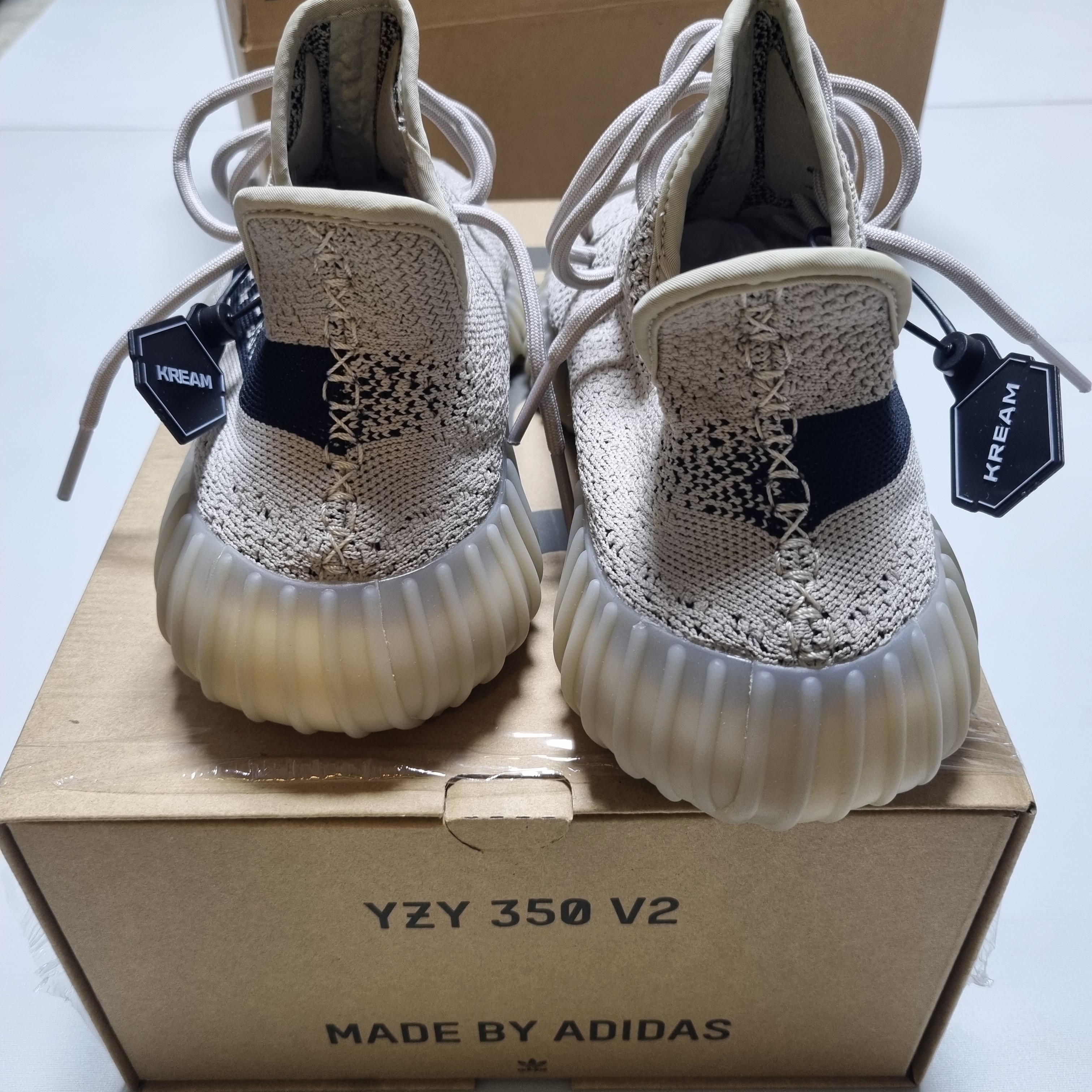 Adidas Yeezy Boost 350 V2 Slate Core Black 2022/2023 착용 스타일 - 4