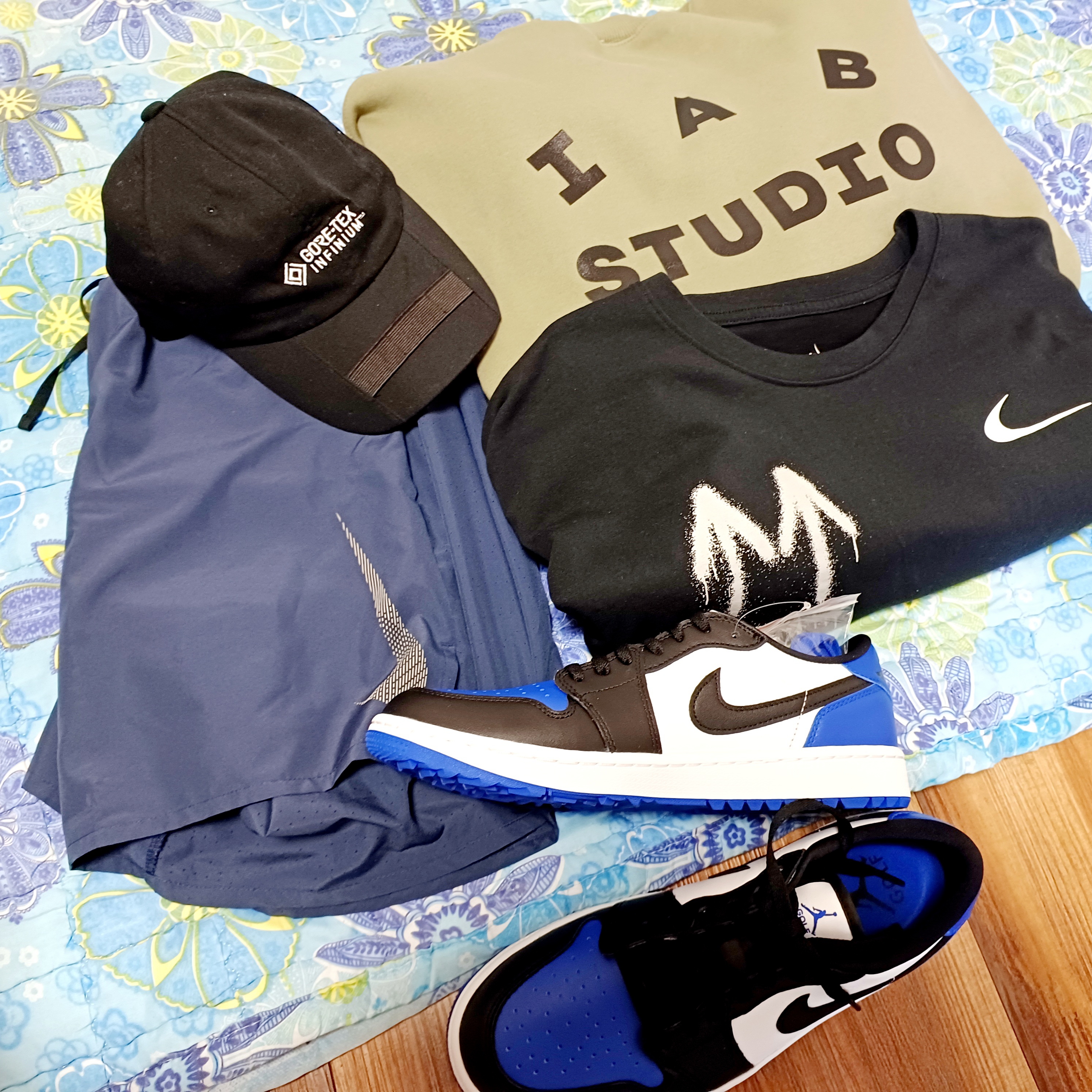 Jordan 1 Low Golf Sport Royal, Nike x Off-White NRG RU Short Sleeve T-Shirt 착용 스타일