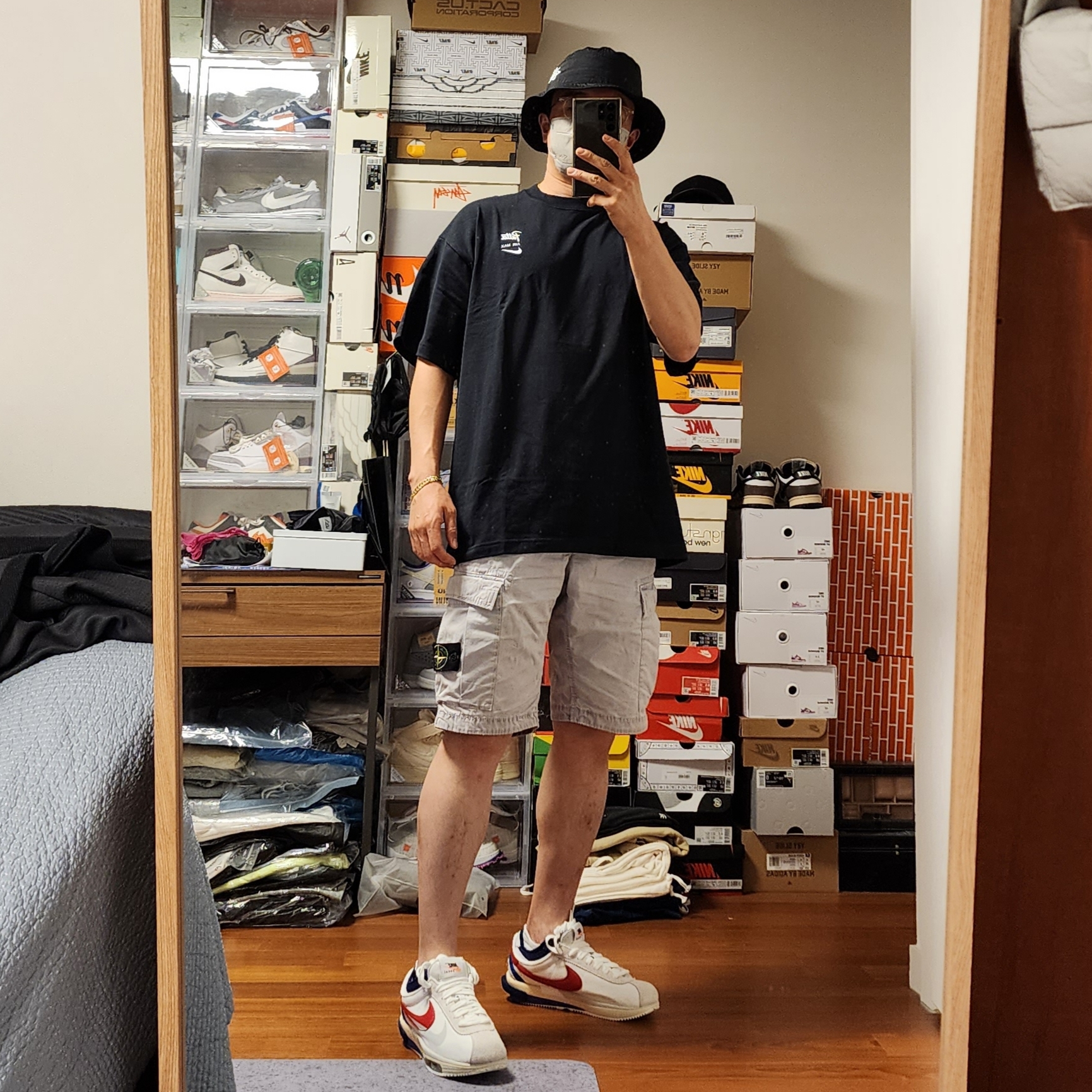 Nike x Stussy Bucket Hat Black, Nike x Patta Wave Five T-Shirt Black 착용 스타일 - 1