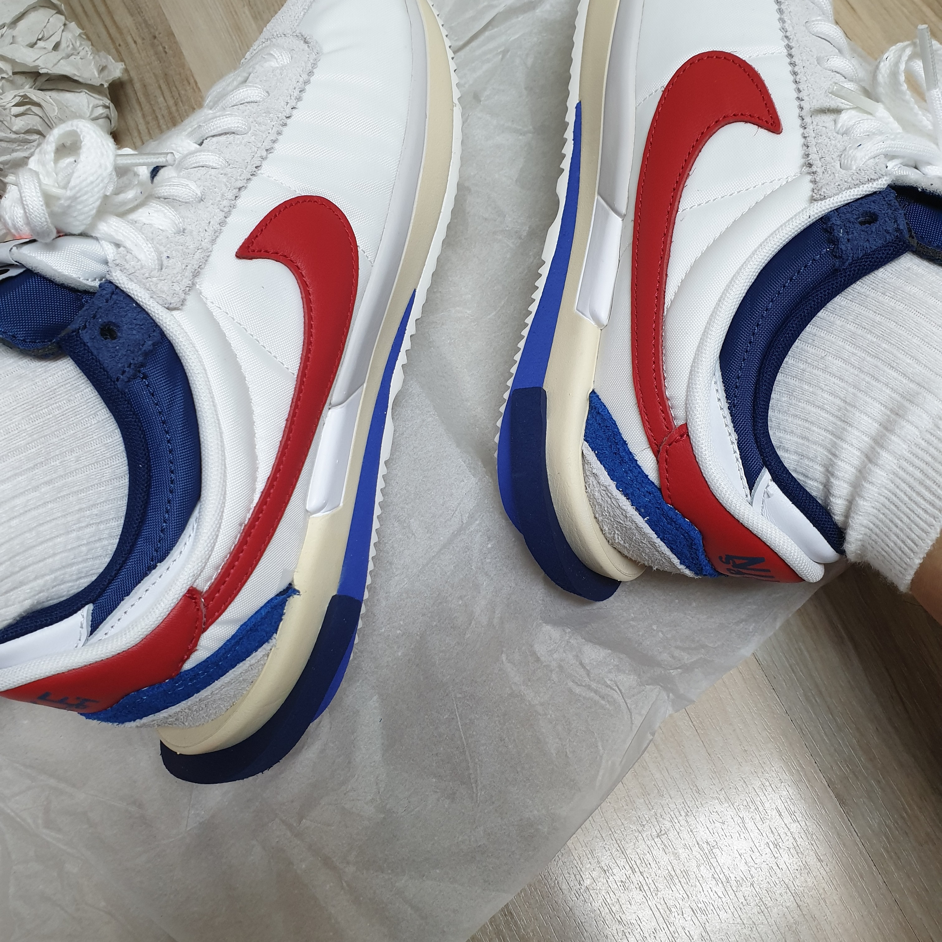 Nike x Sacai Zoom Cortez SP White and University Red 착용 스타일 - 4