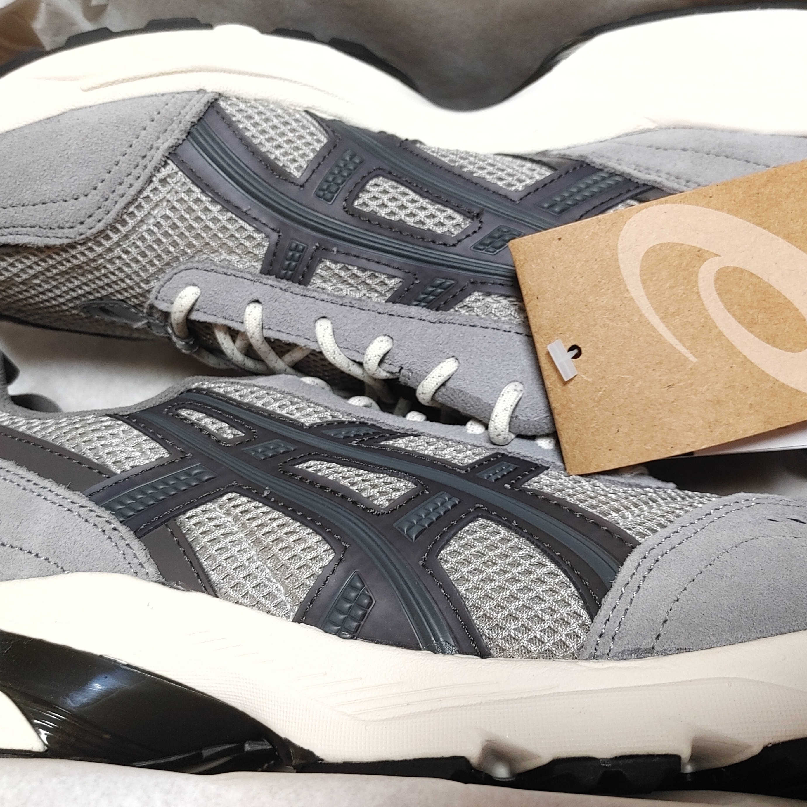 Asics Gel-1090 V2 Oyster Grey, Jordan 1 Retro Low OG Black and Dark Powder Blue 착용 스타일 - 2