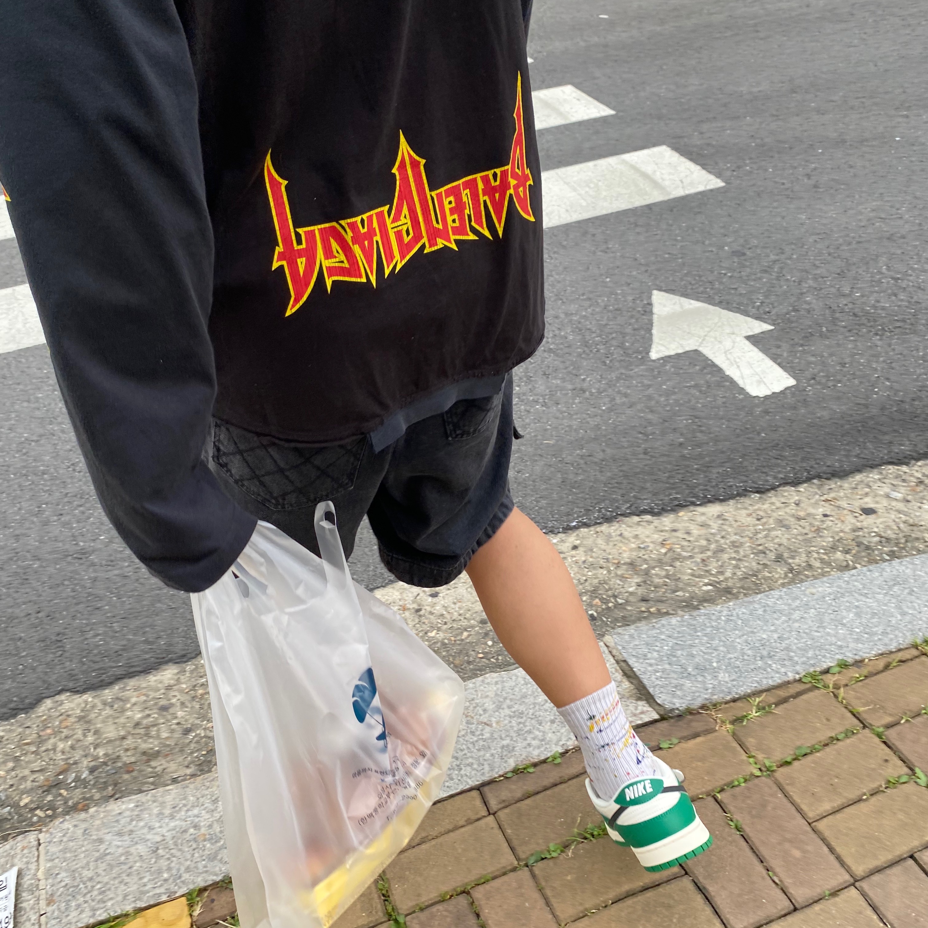 Balenciaga Oversized Speed Hunter Upside Down Long Sleeve T-Shirt Black, Nike Dunk Low Retro SE Jackpot Malachite 착용 스타일 - 2
