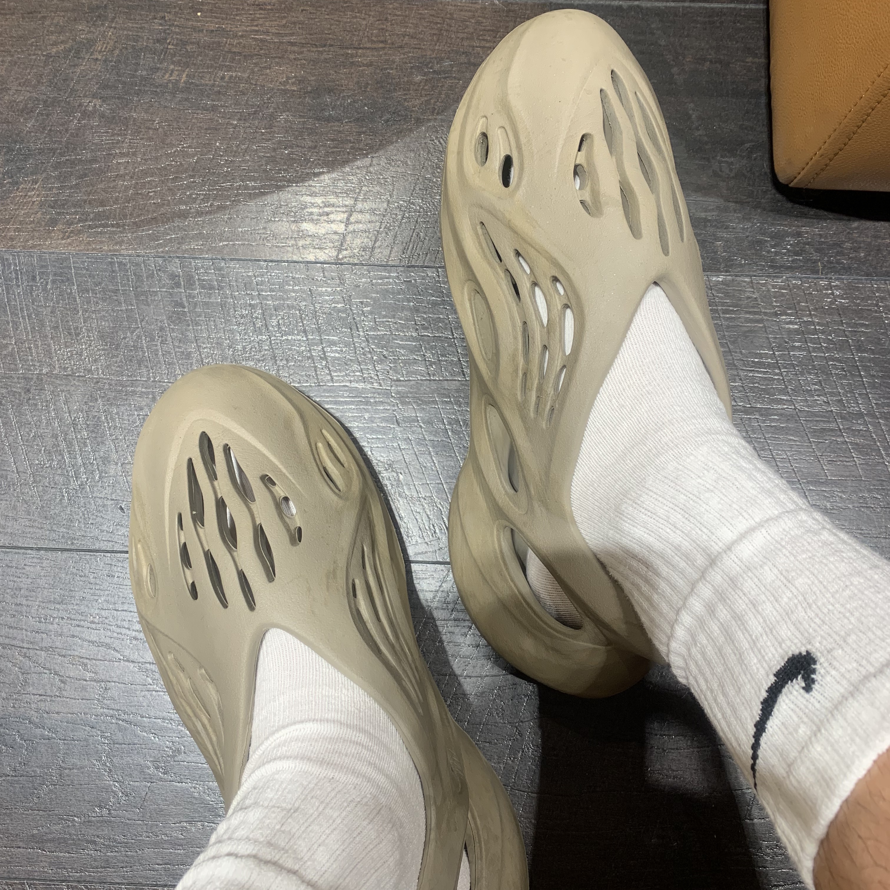 Adidas Yeezy Foam RNNR Stone Sage 착용 스타일